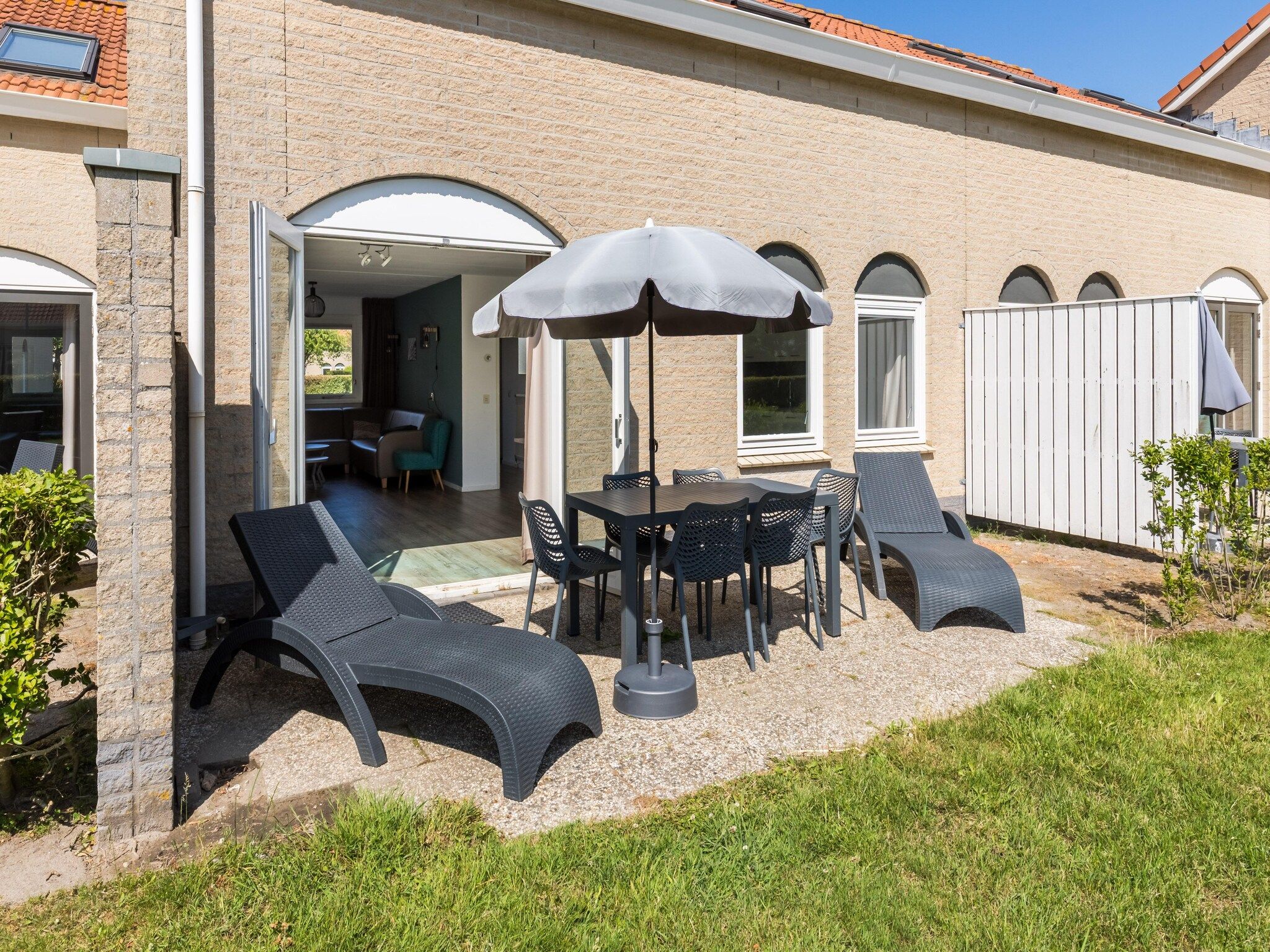 Het terras van Vakantiepark de Soeten Haert 18 in Renesse