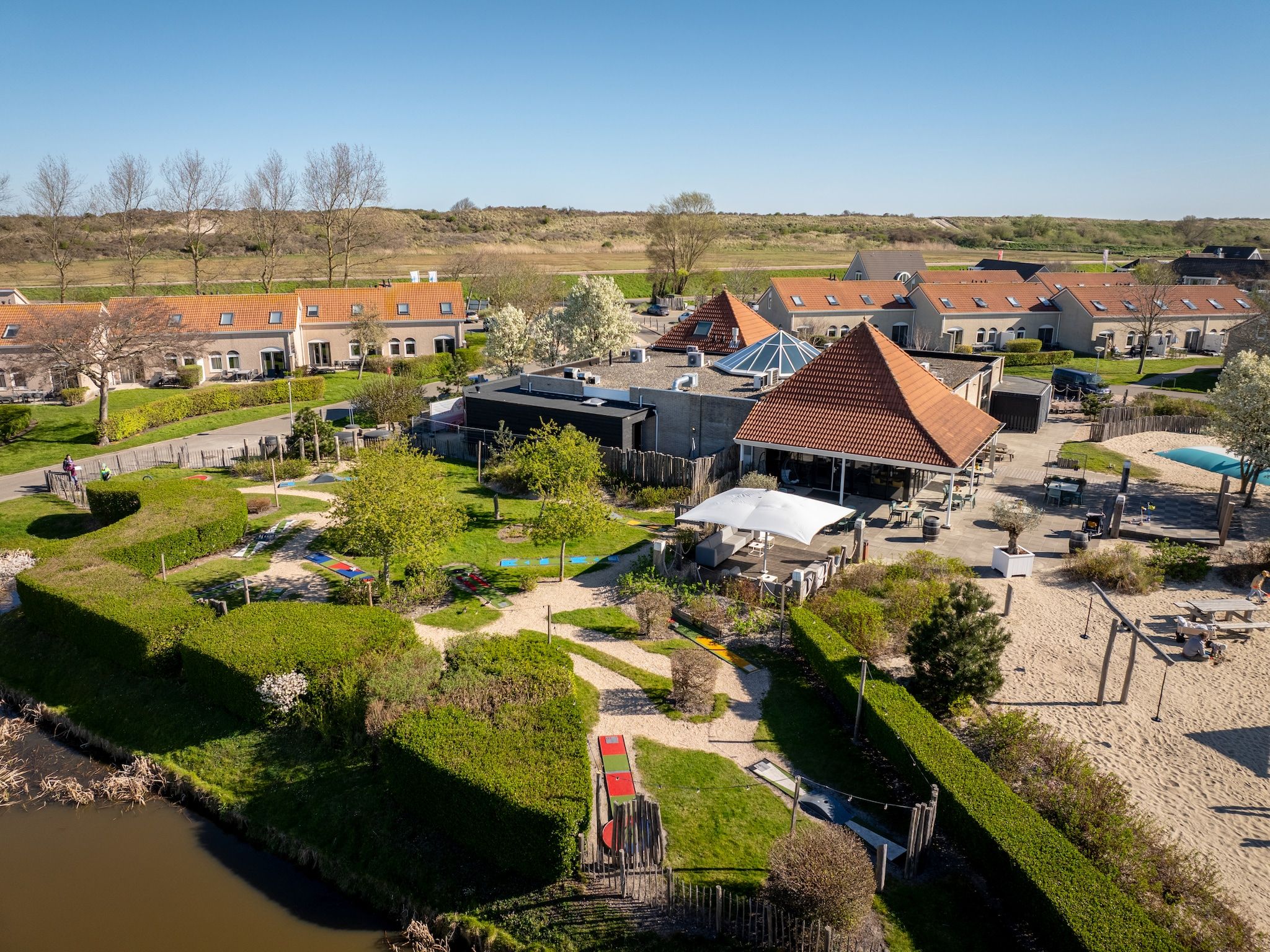 De buitenkant van Vakantiepark de Soeten Haert 19 in Renesse