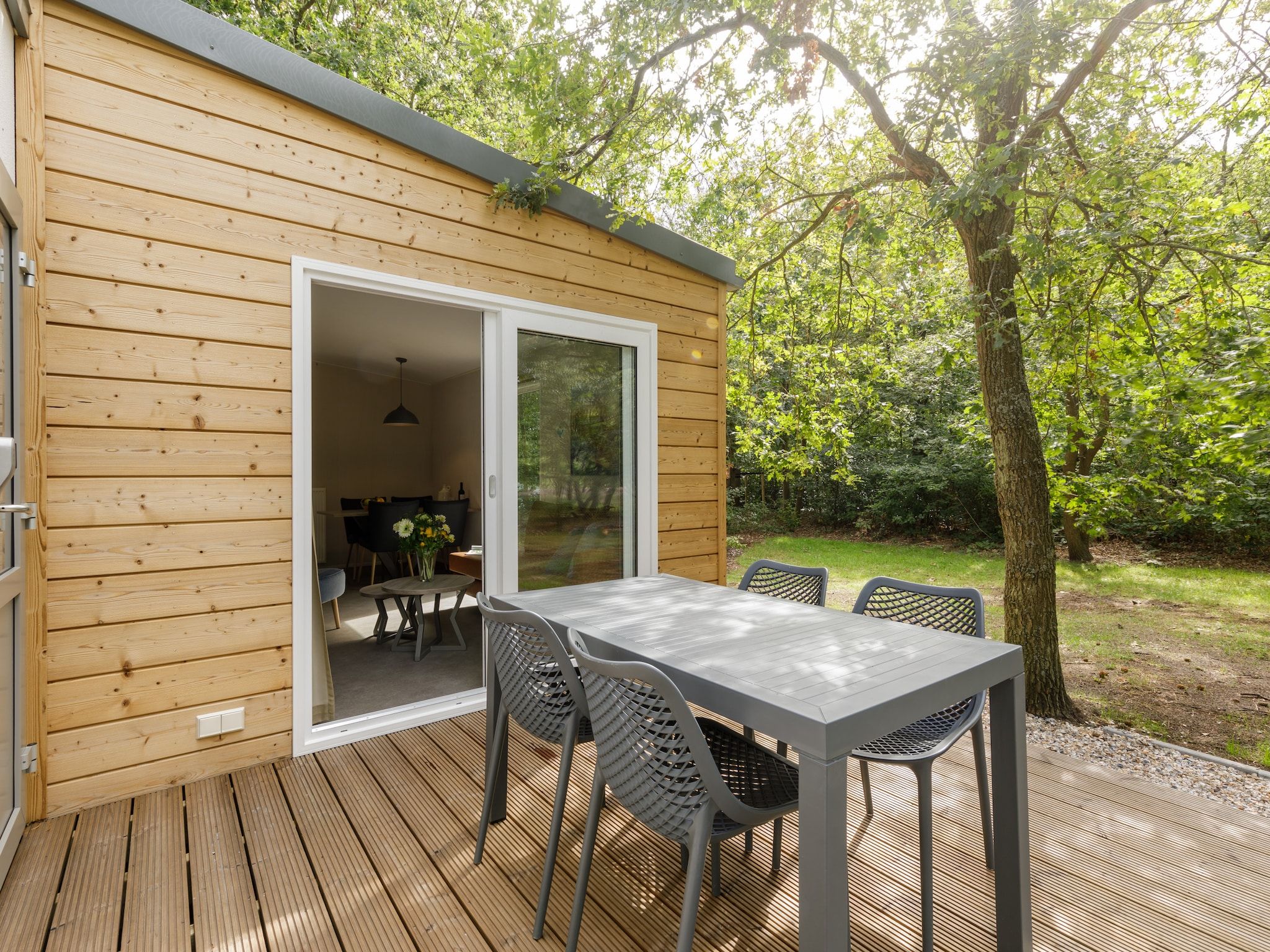 Het terras van Vakantiepark Kijkduin 10 in Den Haag
