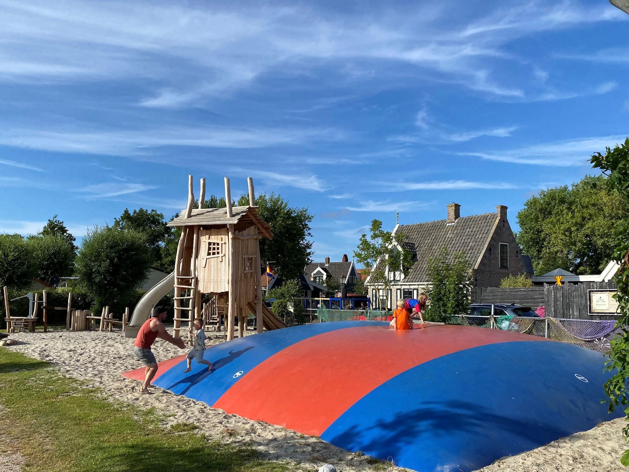 Parkfaciliteiten bij Recreatiepark Wiringherlant - Villa 18 in Hippolytushoef