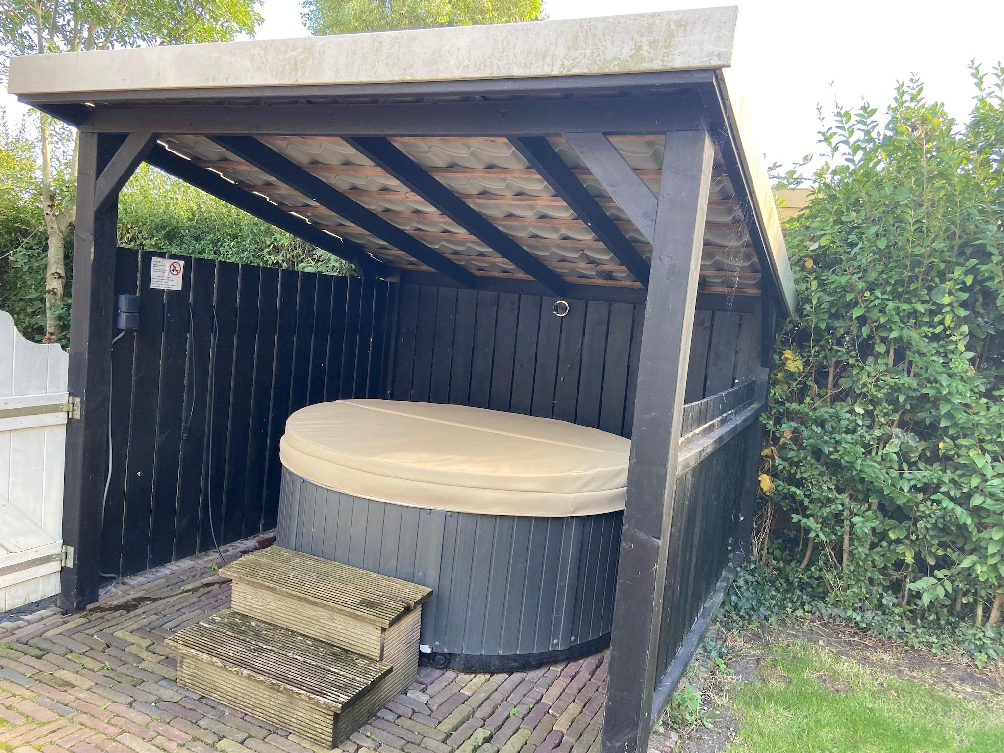 Wellness bij Recreatiepark Wiringherlant - Villa 18 in Hippolytushoef