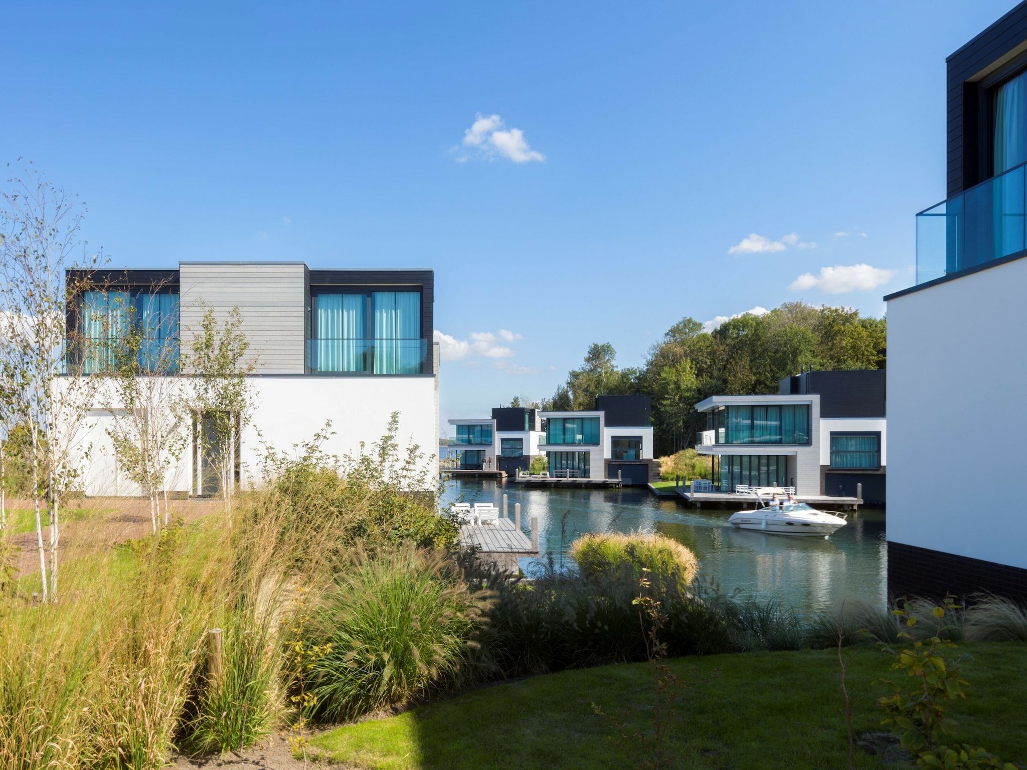De buitenkant van Harbour Village 1 in Arnemuiden
