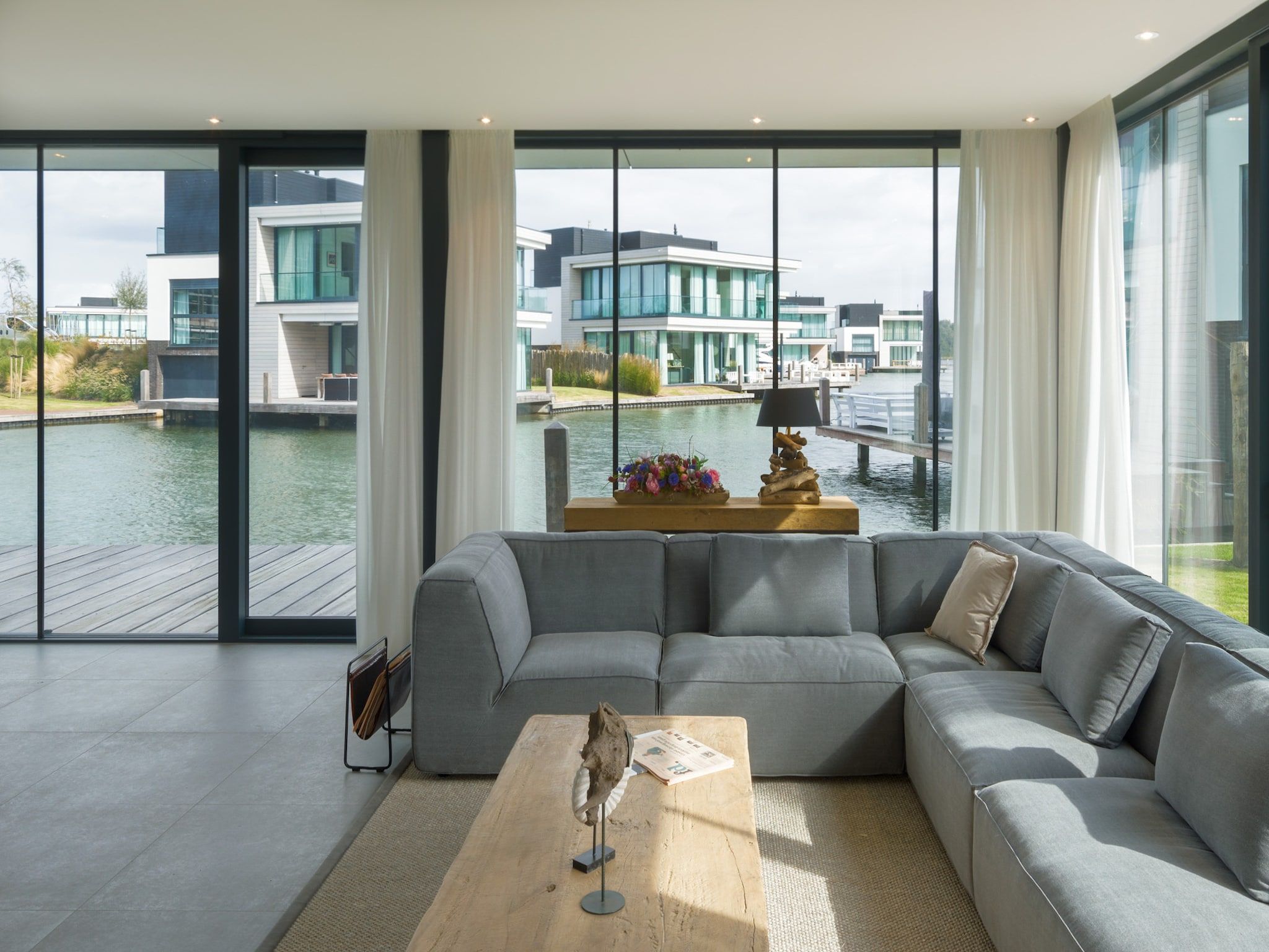 De woonkamer van Harbour Village 1 in Arnemuiden