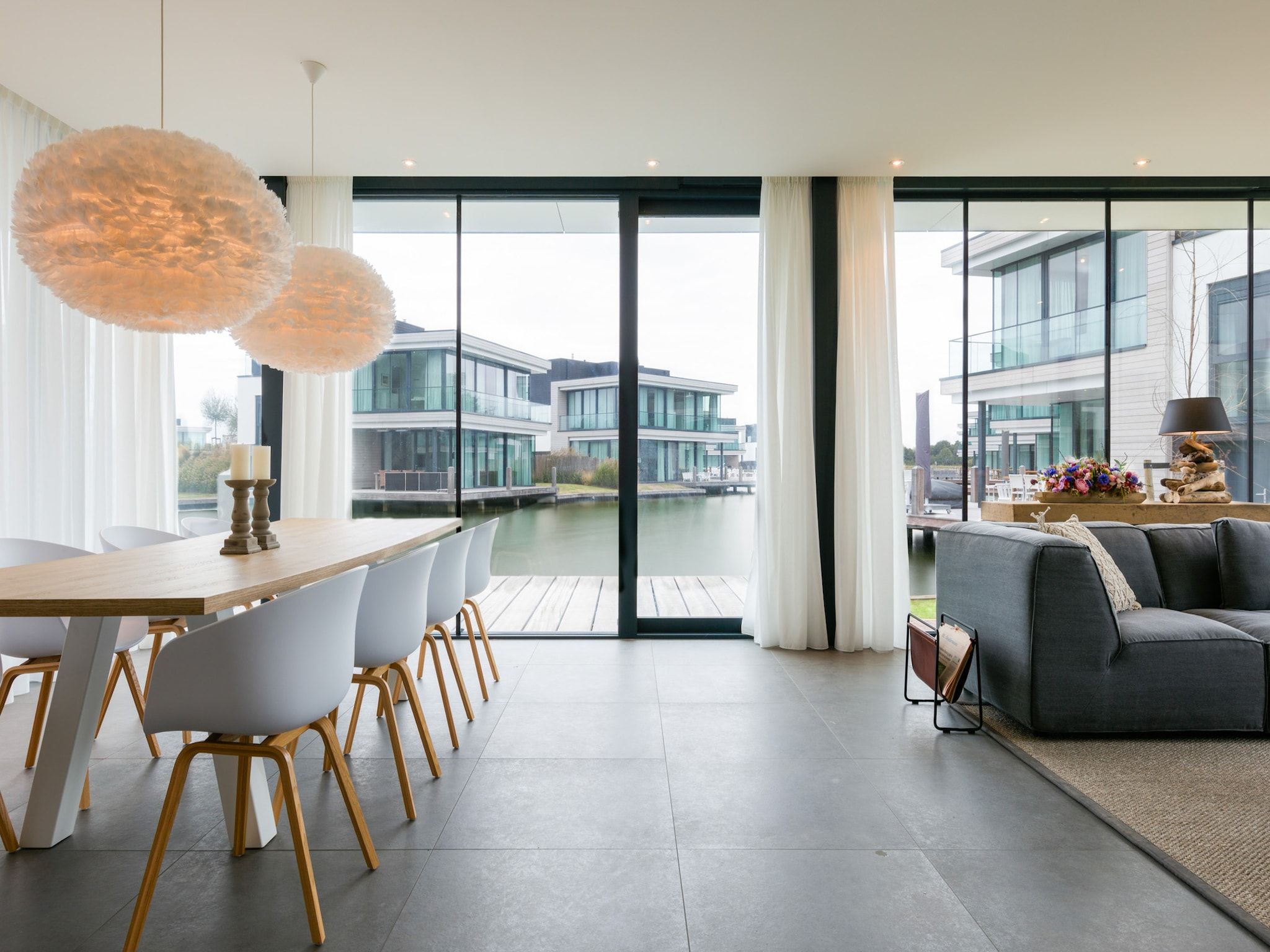 De woonkamer van Harbour Village 1 in Arnemuiden