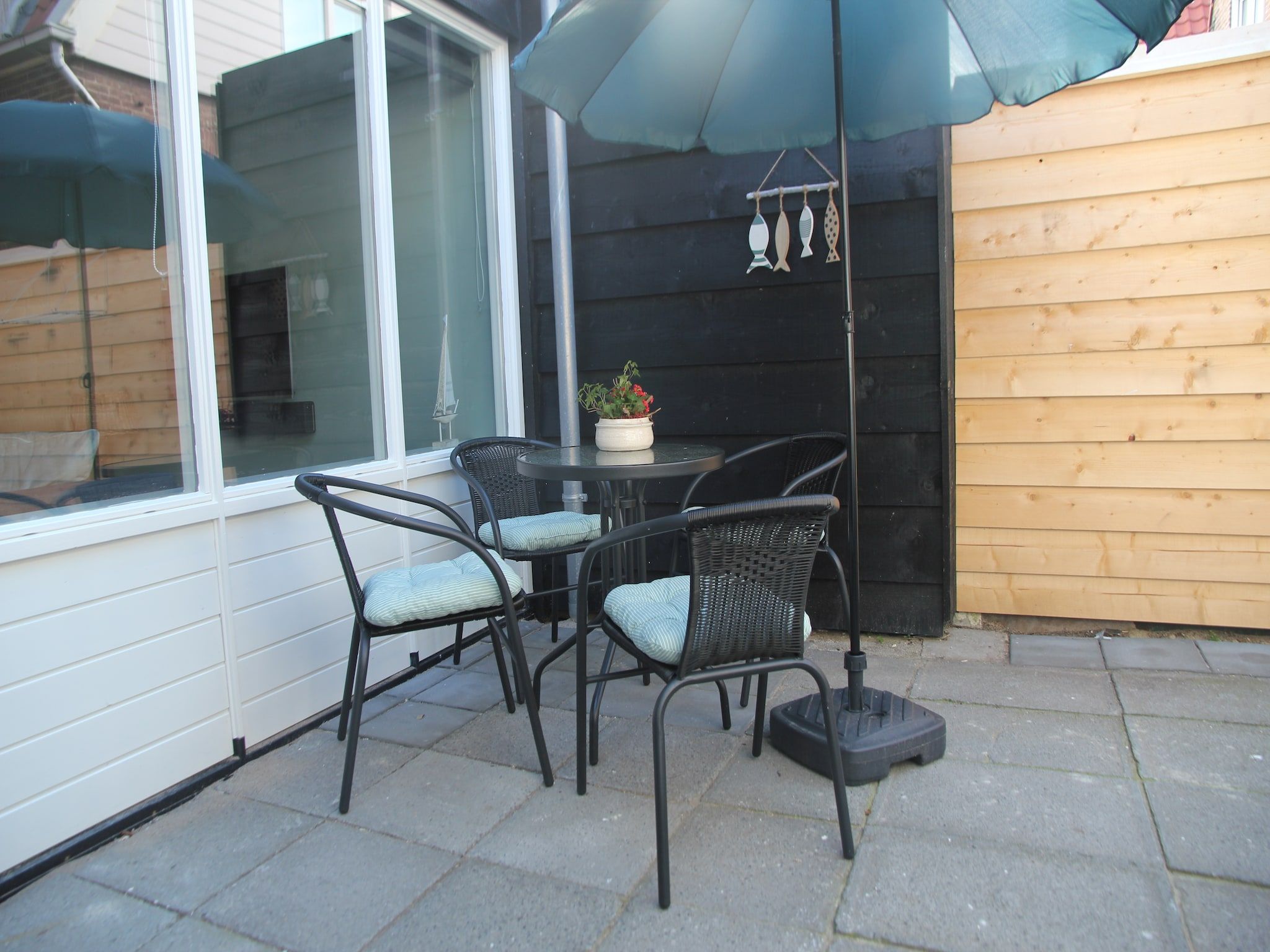 Het terras van HuizeDuin in Egmond aan Zee