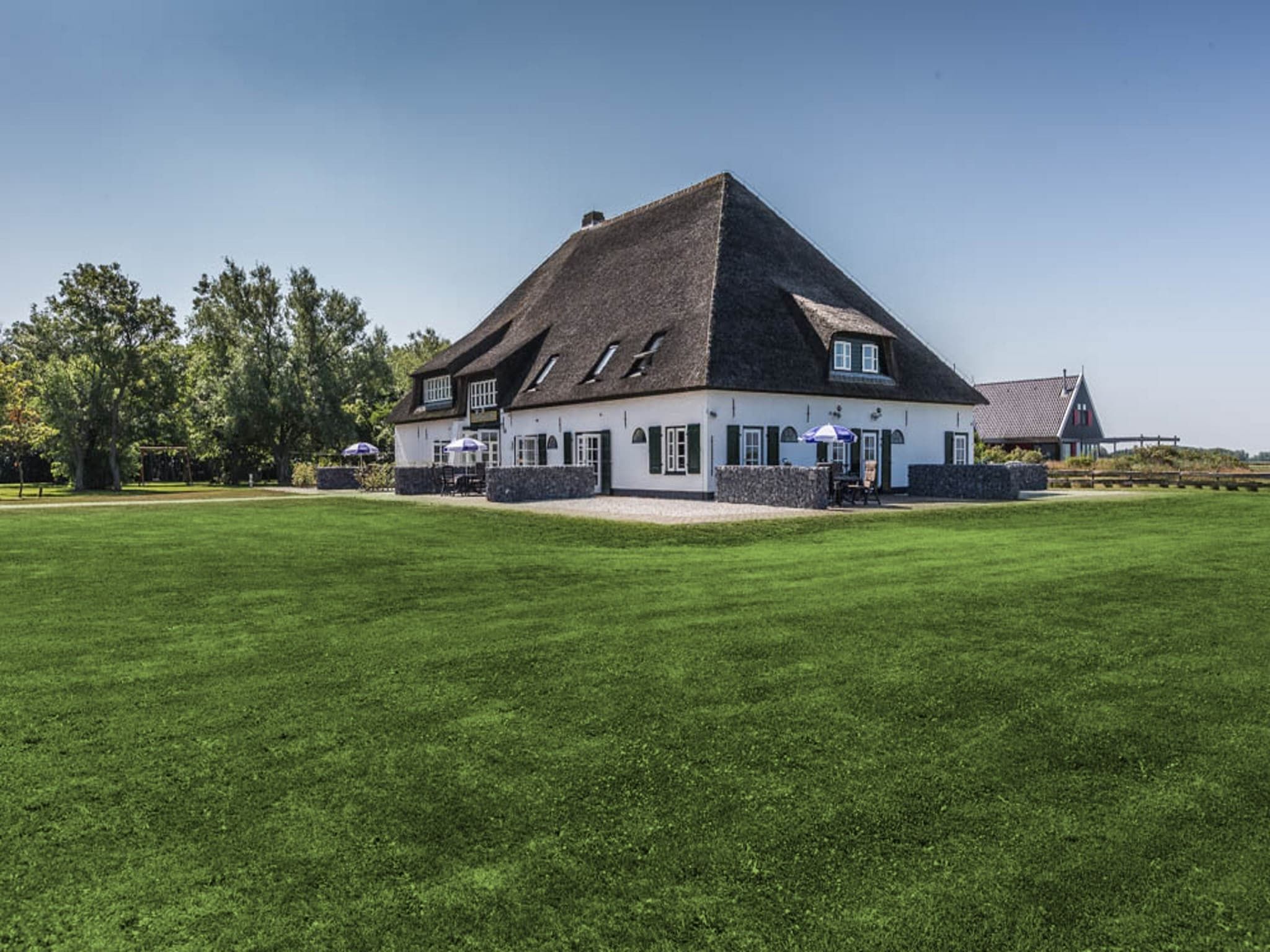 De tuin van App Hoeve Holland W6 in De Cocksdorp Texel