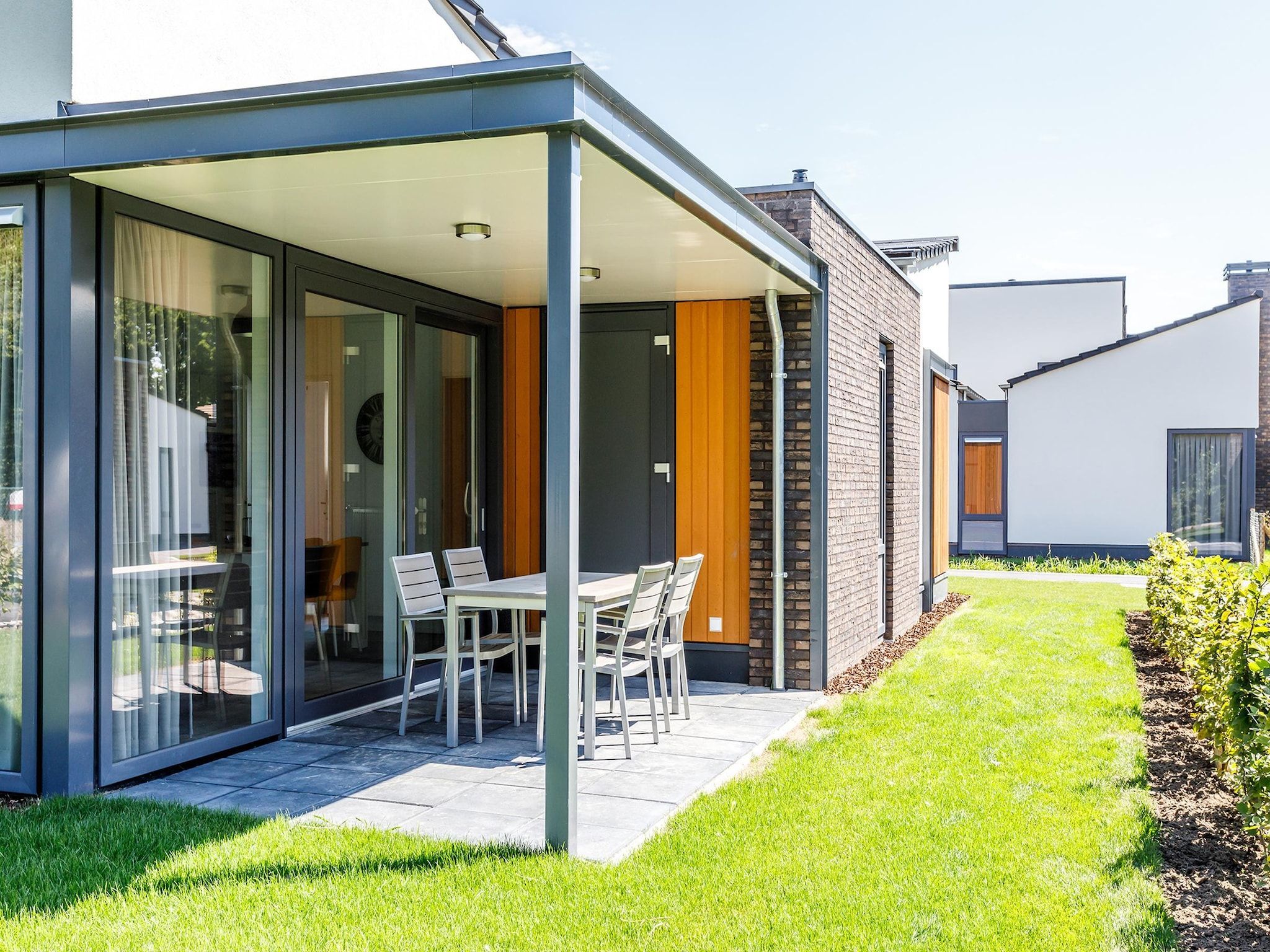Het terras van Buitenhof De Leistert 19 in Roggel