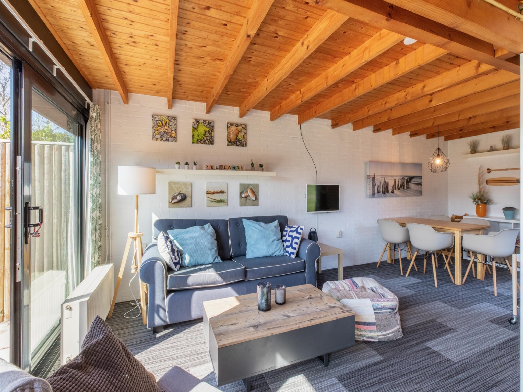 De woonkamer van De Haaijmanweg 5 in Burgh-Haamstede