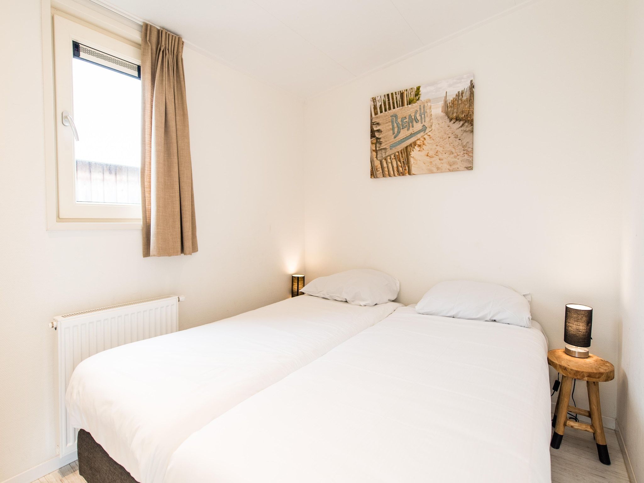 Een slaapkamer van Vakantiepark Boomhiemke 14 in Hollum