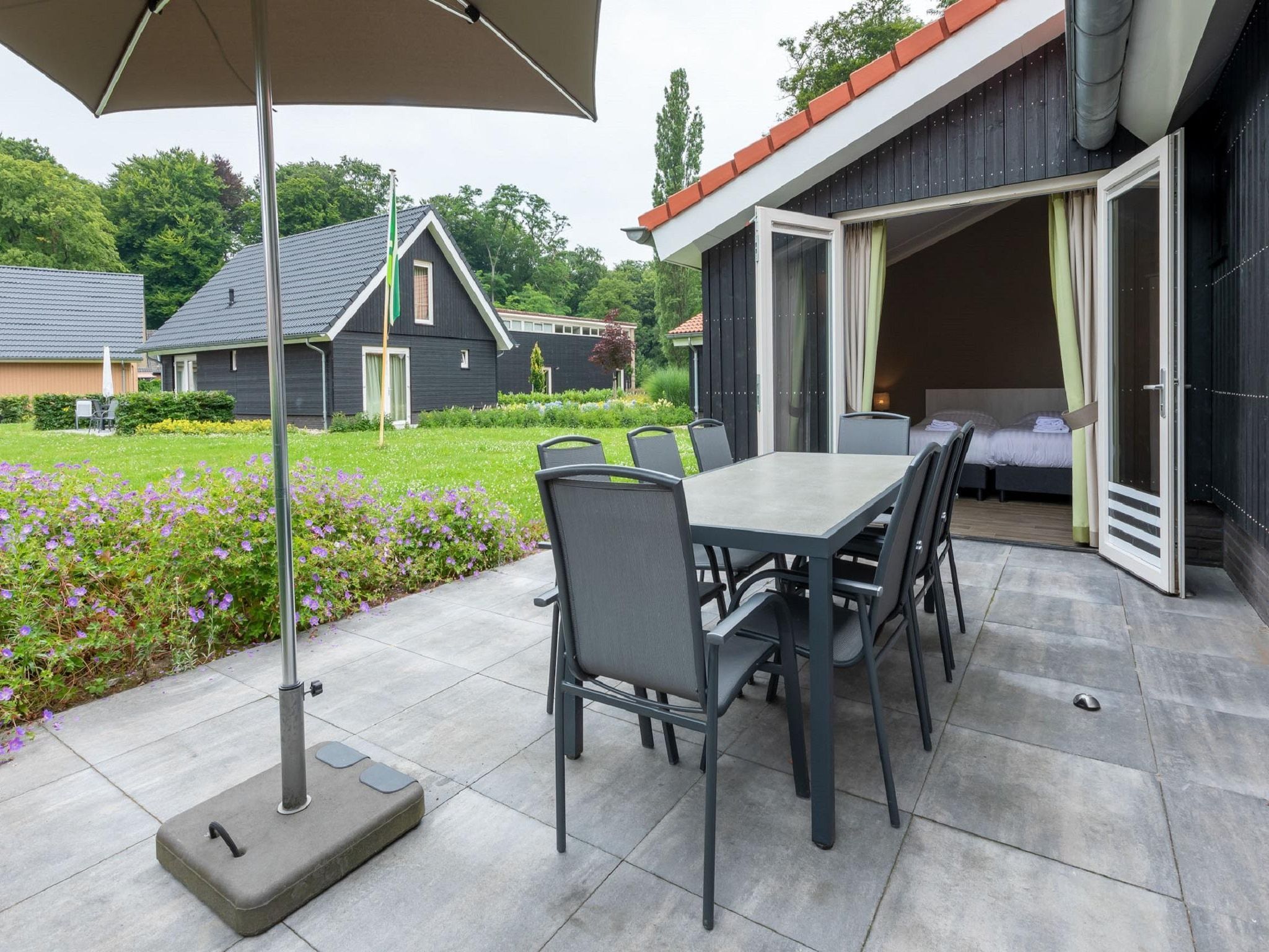Het terras van Villapark Ehzerburg 1 in Almen