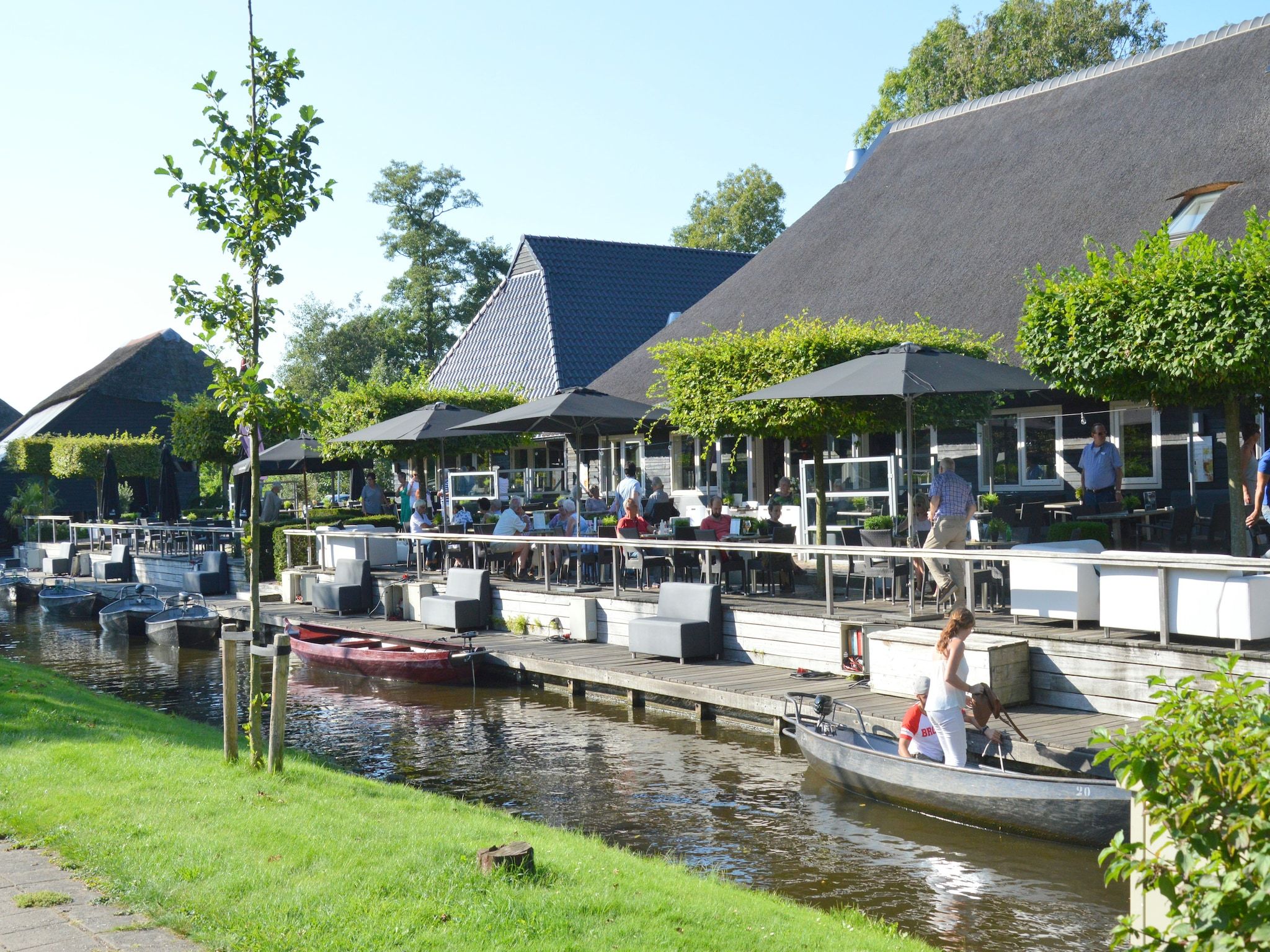 De omgeving van Aan de dwarsgracht in Giethoorn