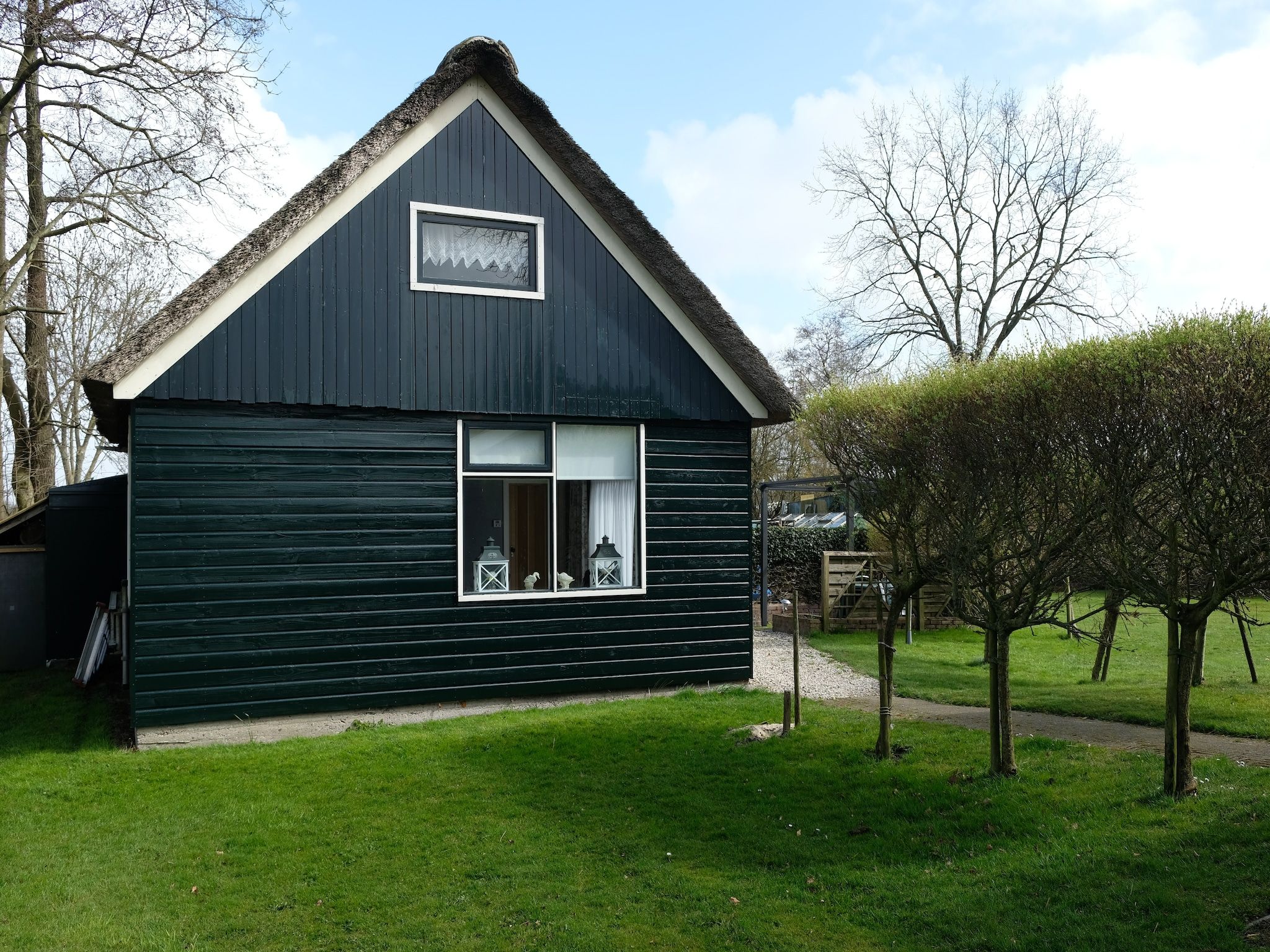 De buitenkant van Aan de dwarsgracht in Giethoorn