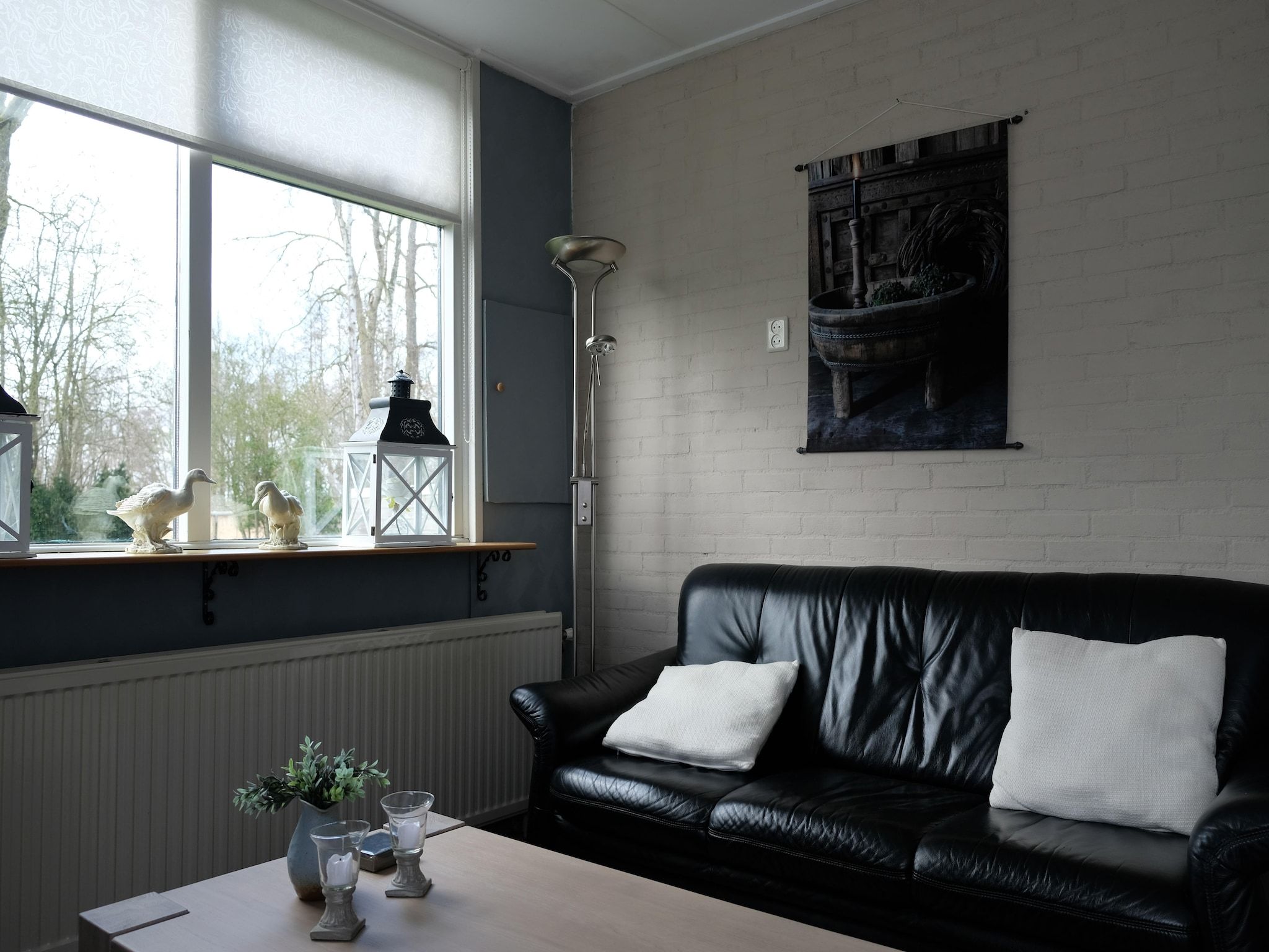 De woonkamer van Aan de dwarsgracht in Giethoorn