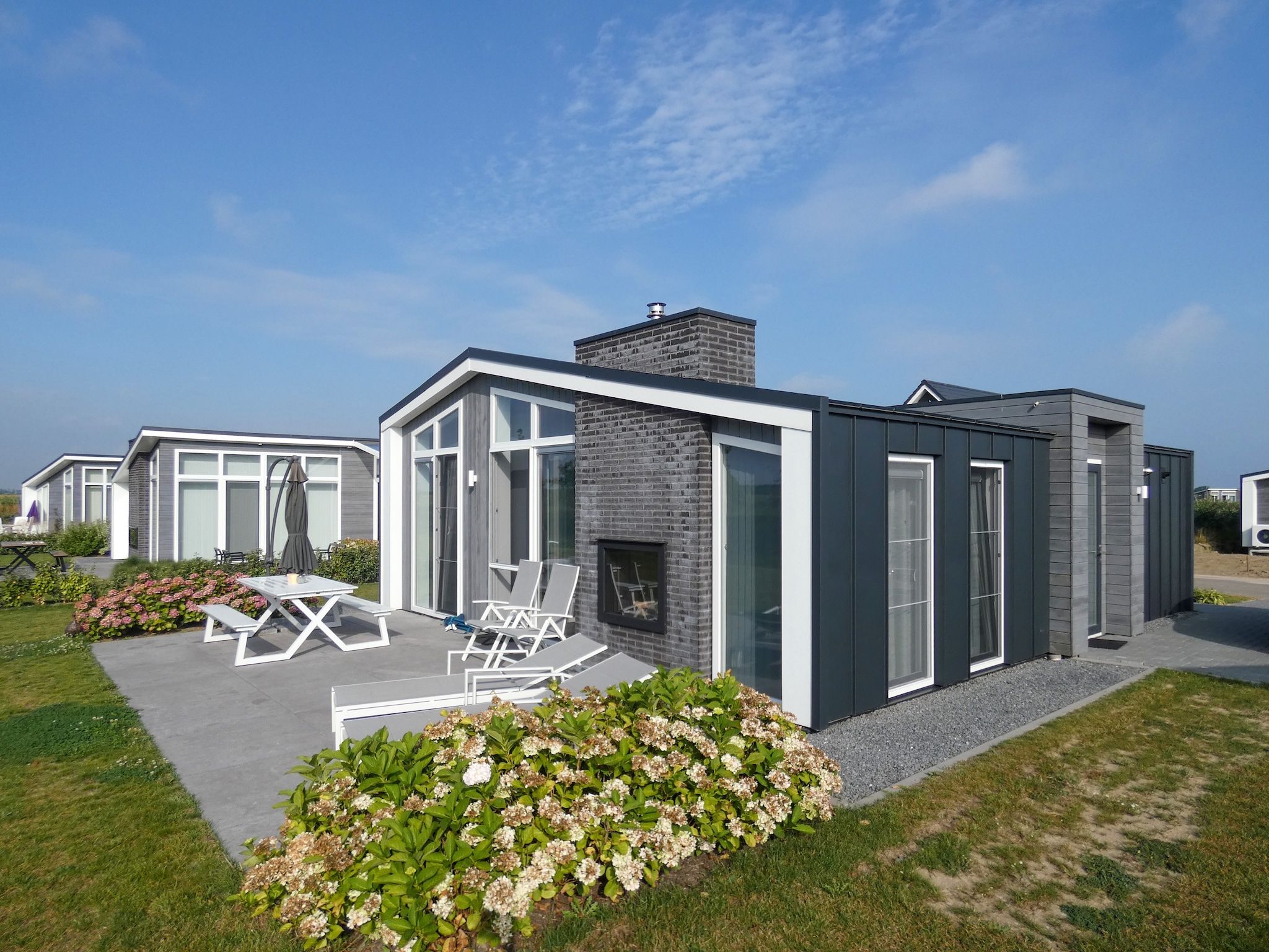 De buitenkant van Water Resort Oosterschelde 13 in Wemeldinge