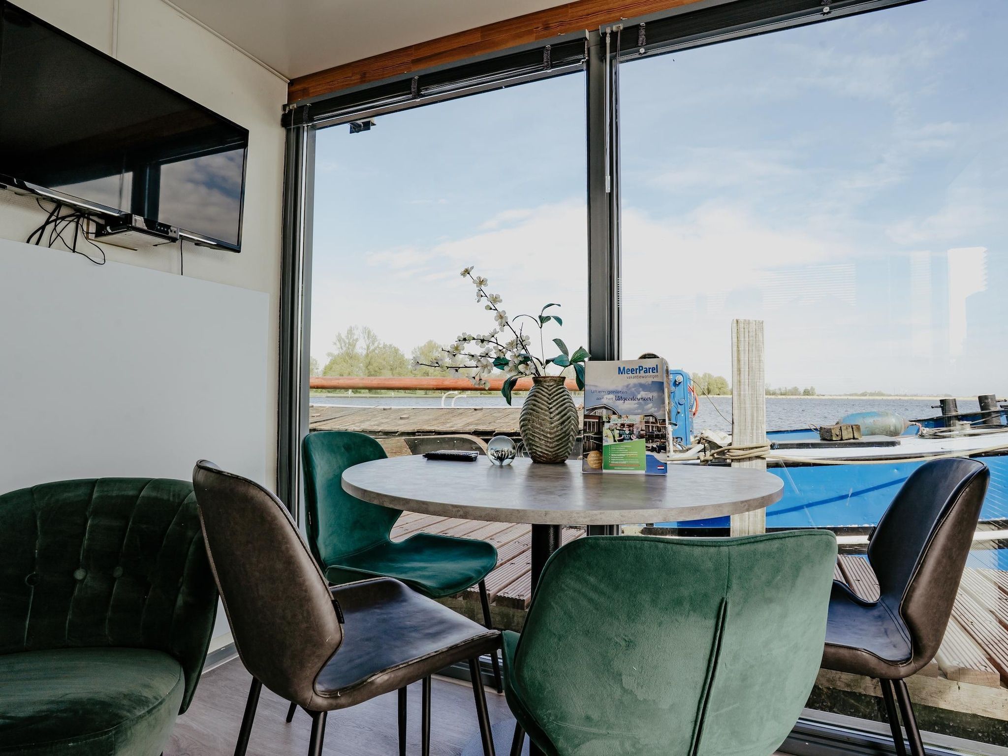De eetkamer van Waterpark de Meerparel 9 in Uitgeest