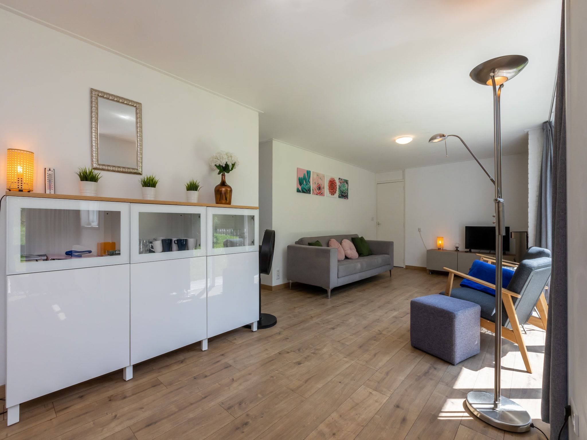 De woonkamer van Inlaag 20 in Wolphaartsdijk