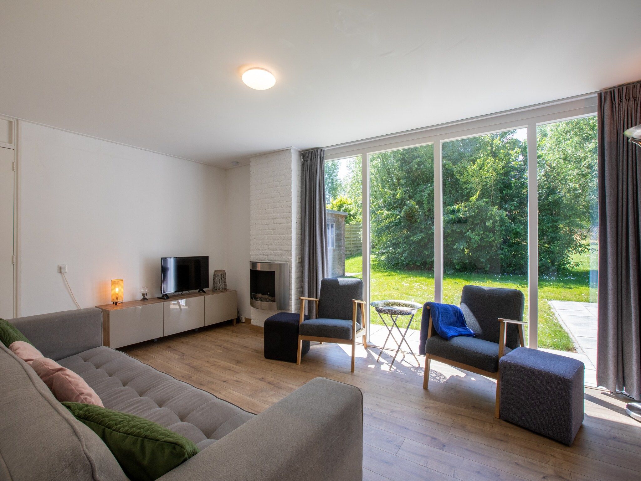 De woonkamer van Inlaag 20 in Wolphaartsdijk