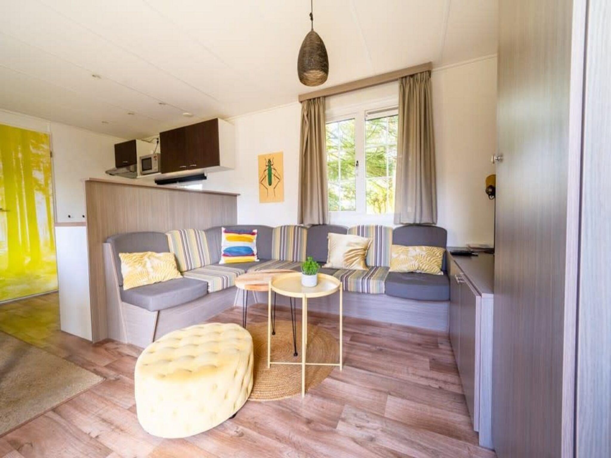 De woonkamer van Mobilehome 6 in Otterlo