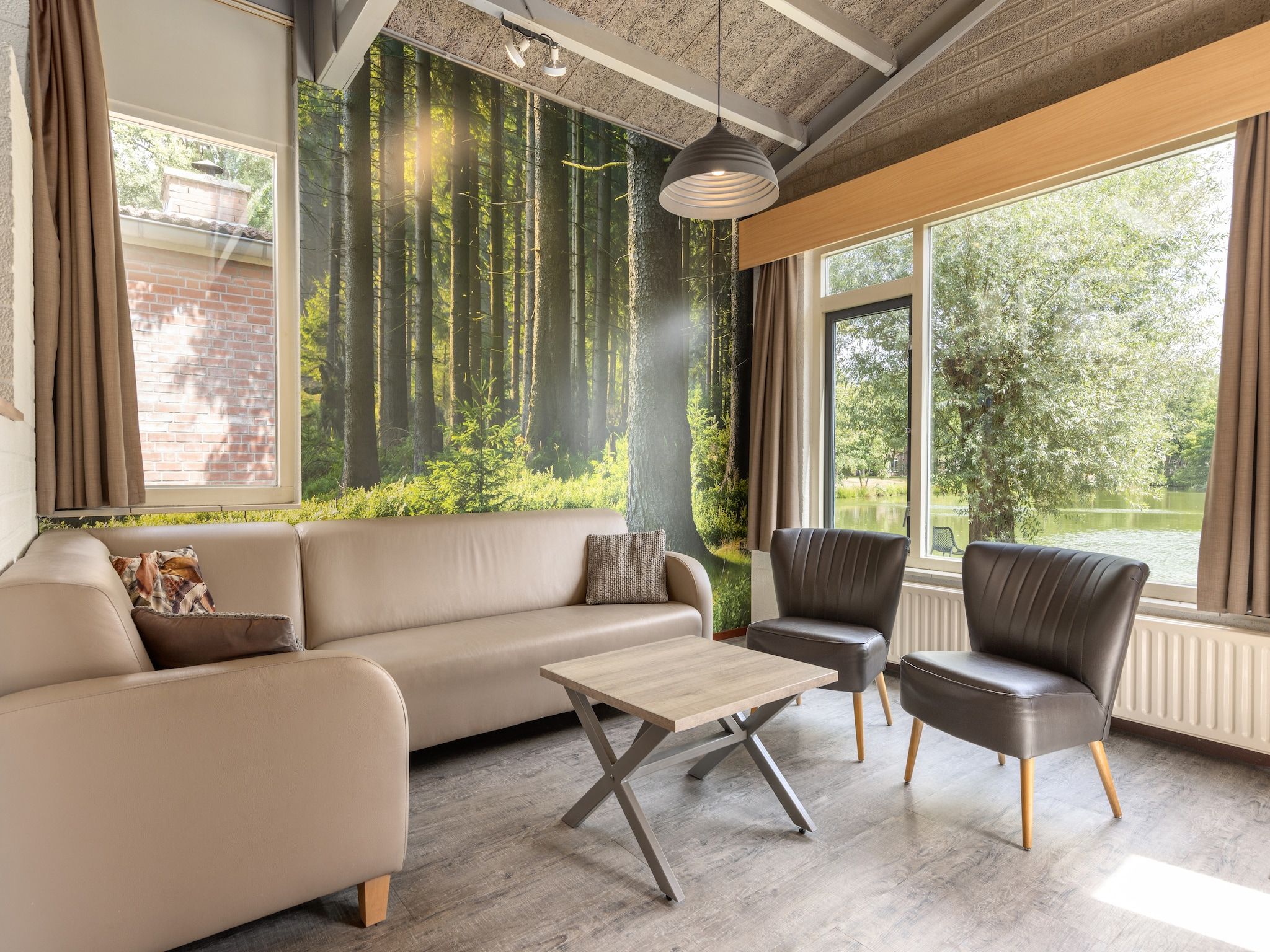 De woonkamer van Vakantiepark Weerterbergen 9 in Weert