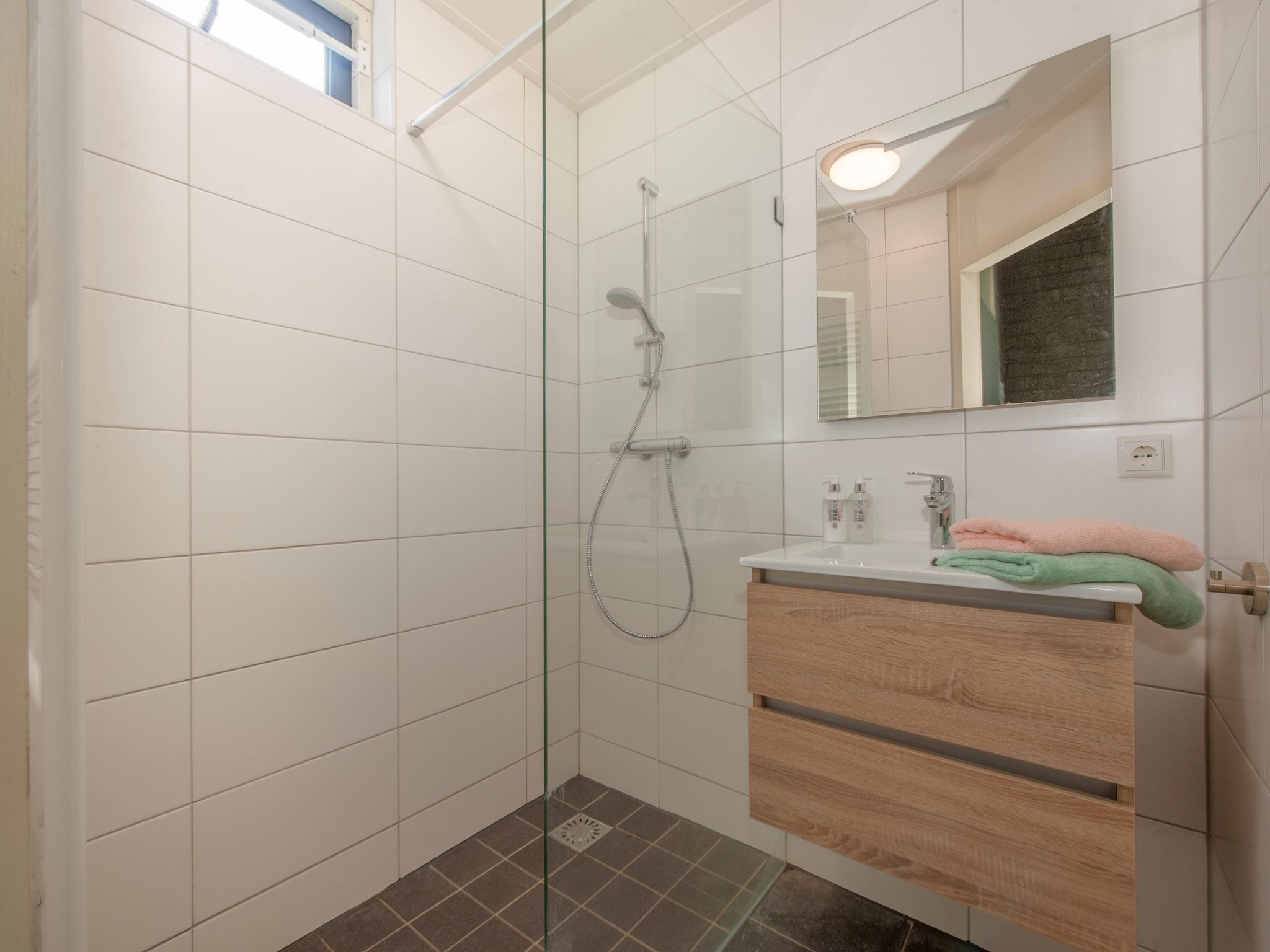 De badkamer van Vakantiepark Weerterbergen 11 in Weert