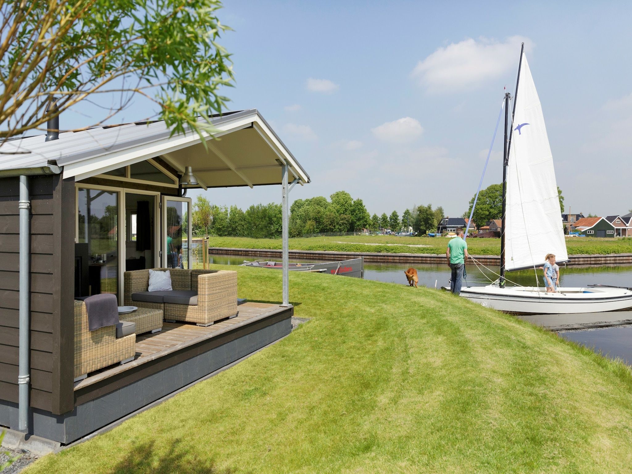 Het terras van Waterpark Terkaple 3 in Terkaple