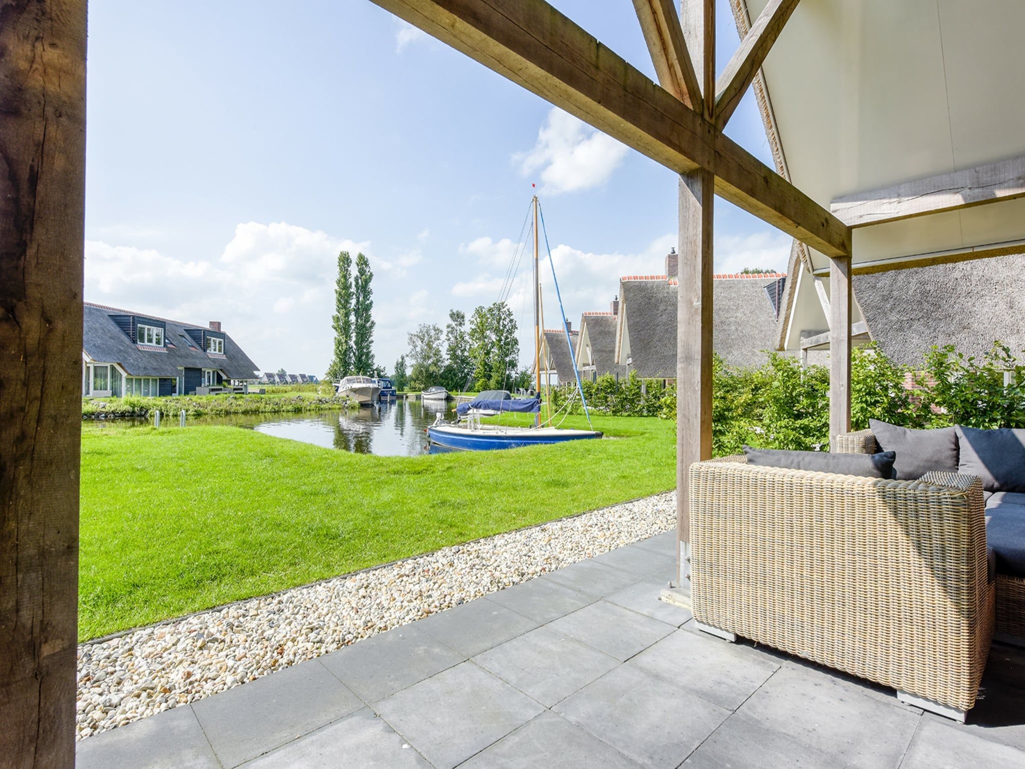 Het terras van Waterpark Terkaple 3 in Terkaple