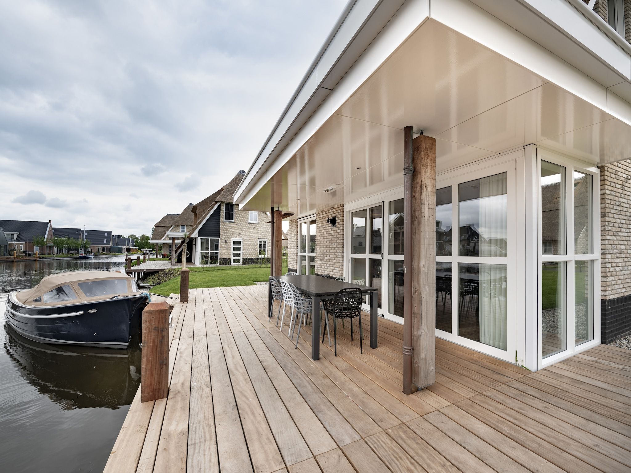 Het terras van Friese Meren Villa's 2 in Delfstrahuizen