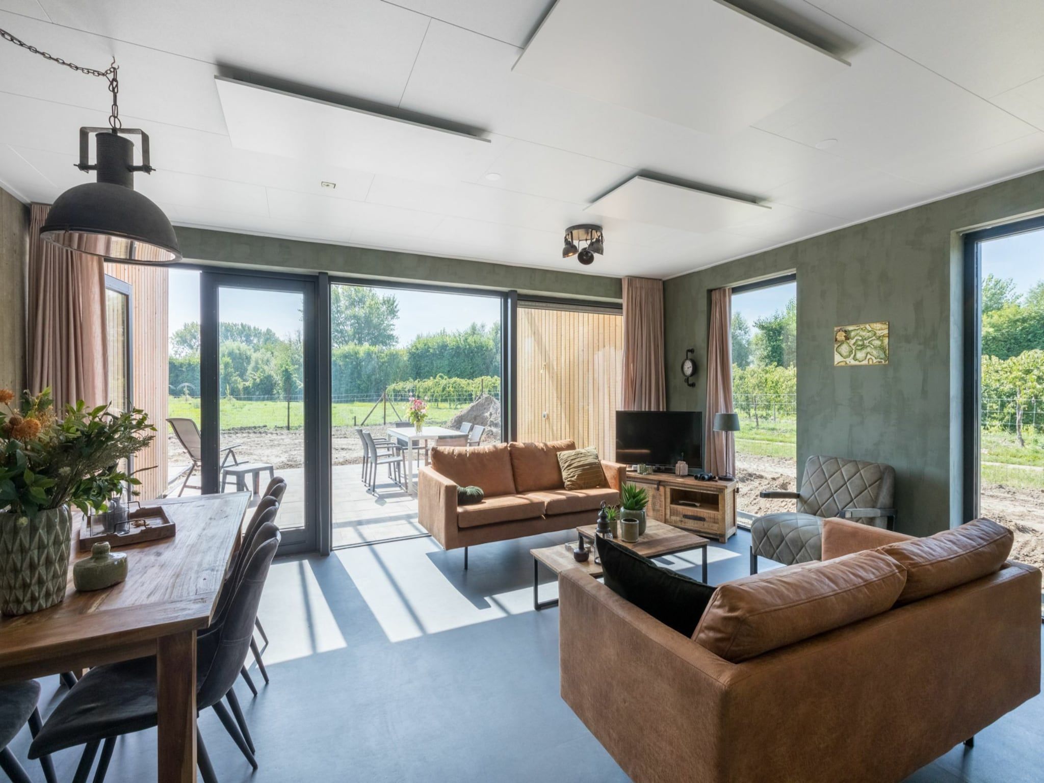 De woonkamer van Vroondijk 2- duinappel en zonnebes in Vrouwenpolder