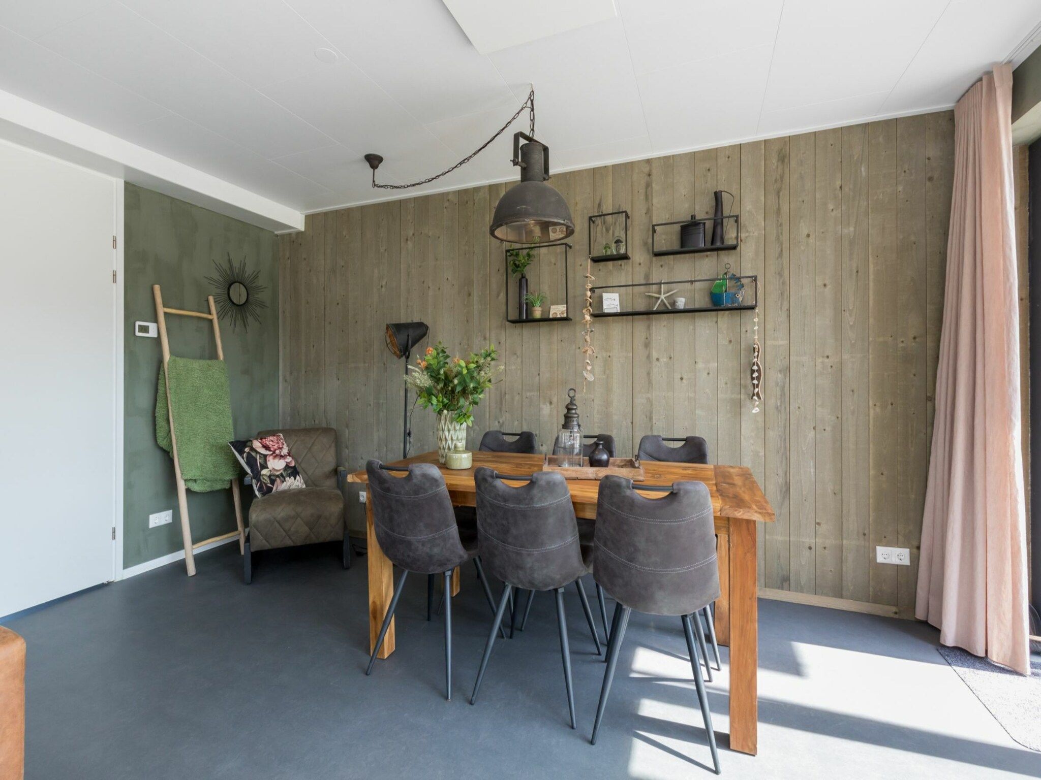 De eetkamer van Vroondijk 2- duinappel en zonnebes in Vrouwenpolder