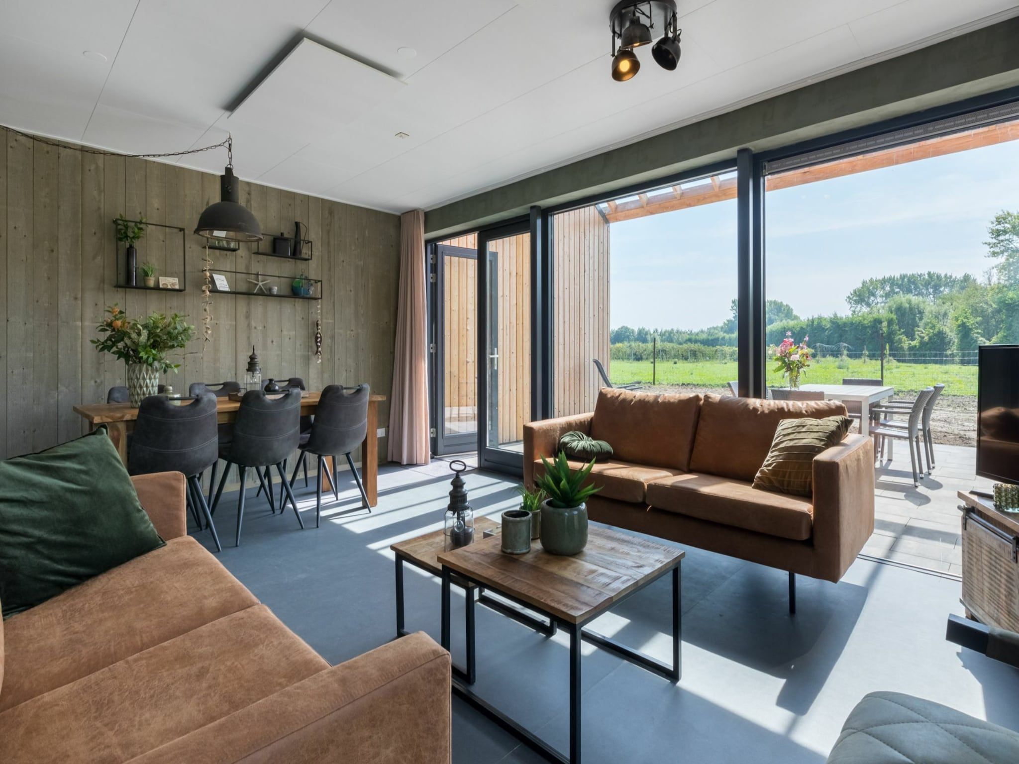 De woonkamer van Vroondijk 2- duinappel en zonnebes in Vrouwenpolder