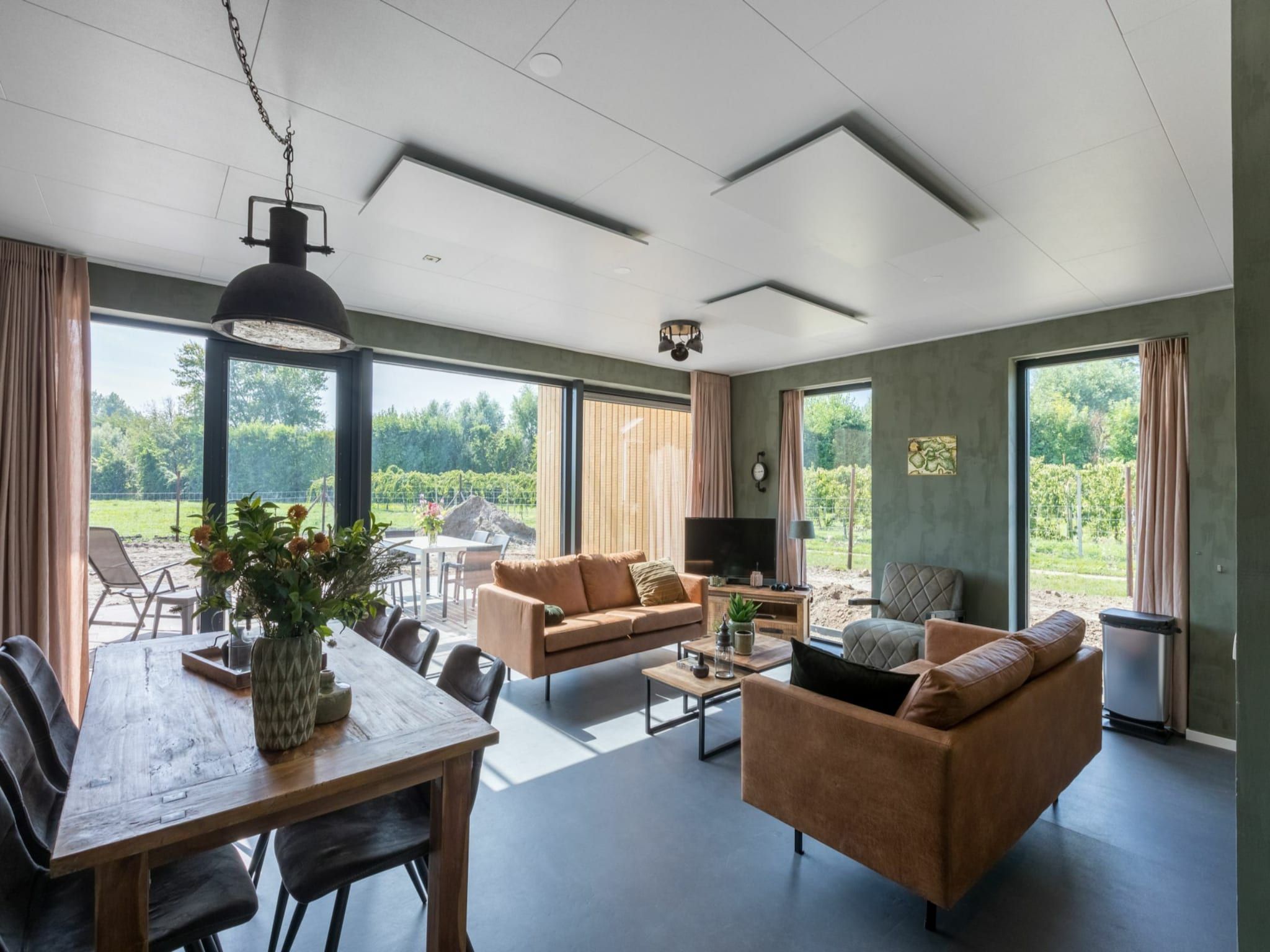 De woonkamer van Vroondijk 2- duinappel en zonnebes in Vrouwenpolder