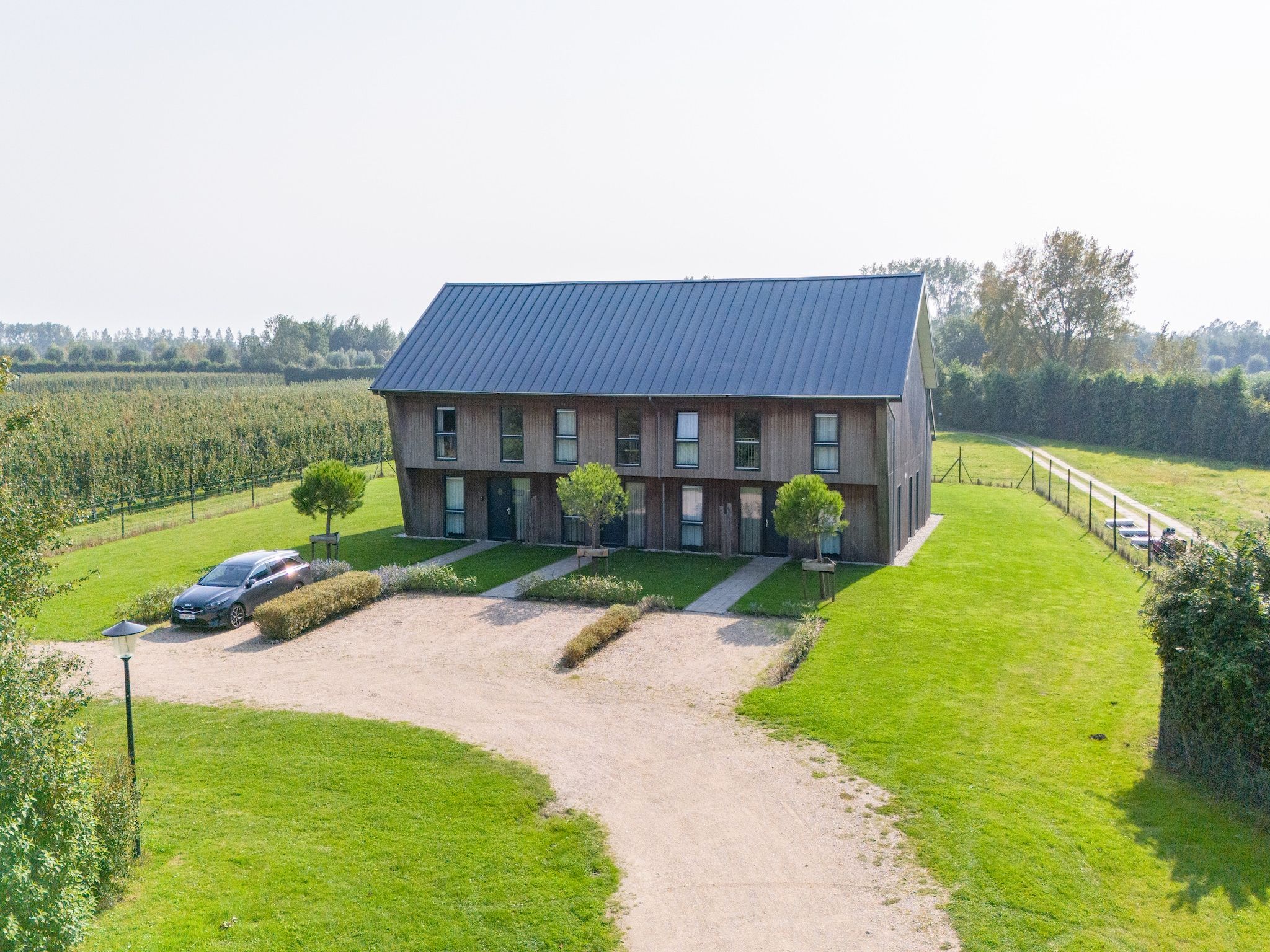 De buitenkant van Vroondijk 2- duinappel en zonnebes in Vrouwenpolder