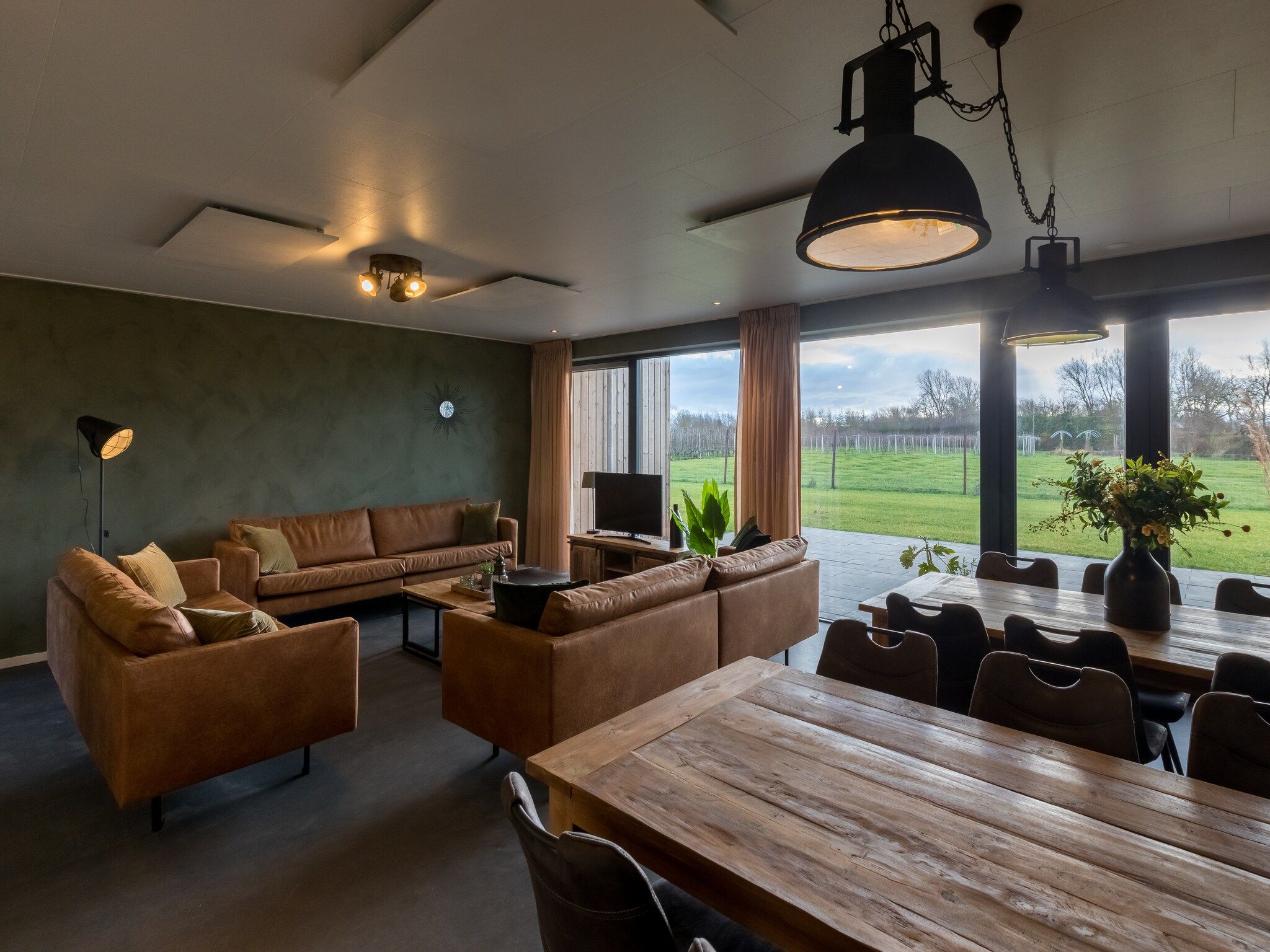 De woonkamer van Vroondijk 2-Zeebloesem in Vrouwenpolder