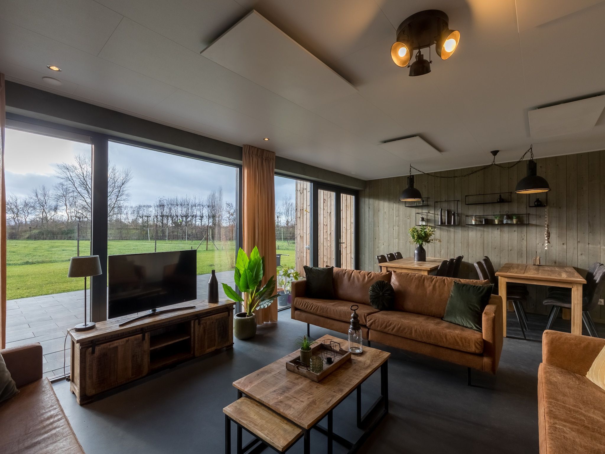 De woonkamer van Vroondijk 2-Zeebloesem in Vrouwenpolder