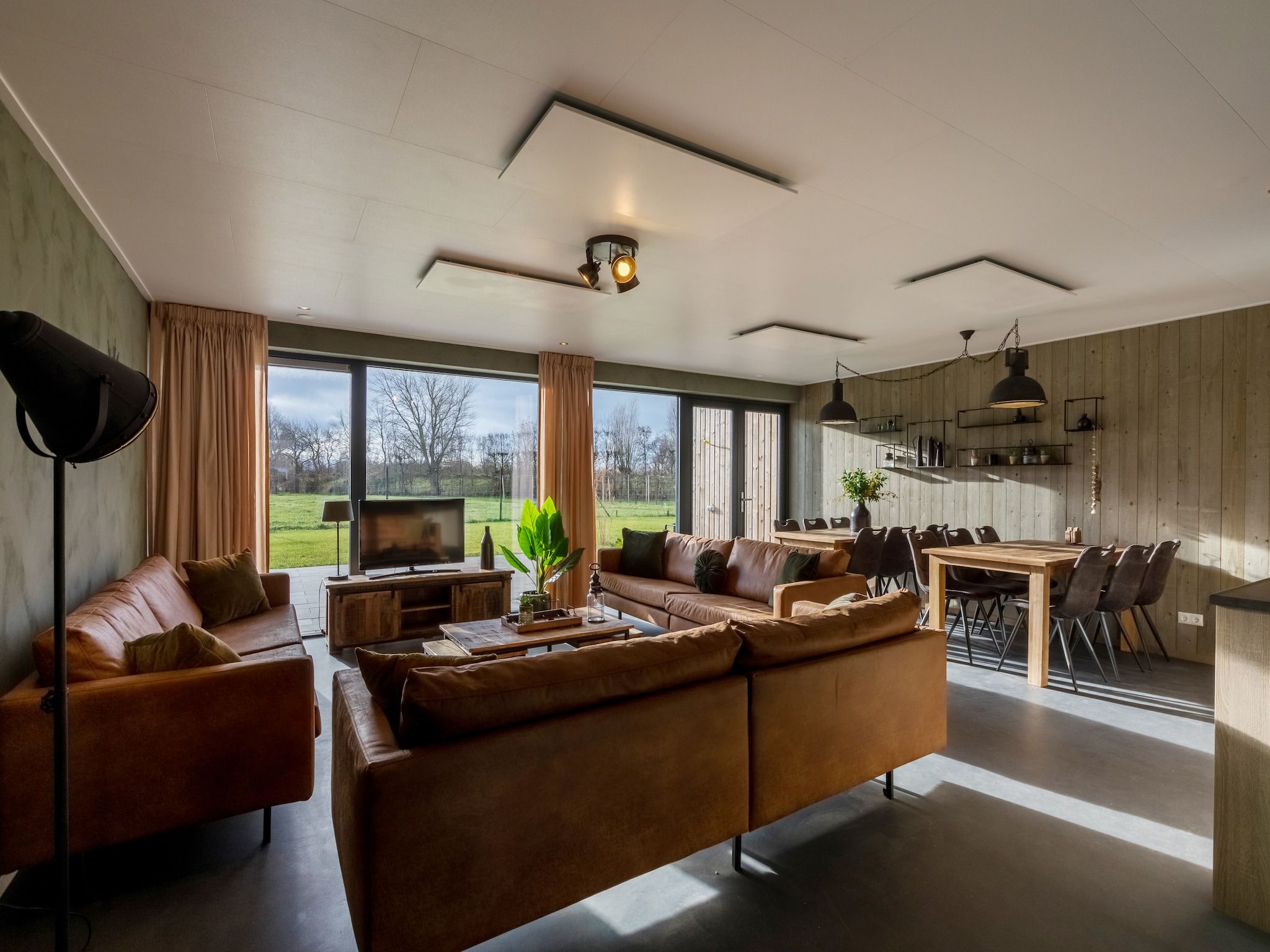 De woonkamer van Vroondijk 2-Zeebloesem in Vrouwenpolder
