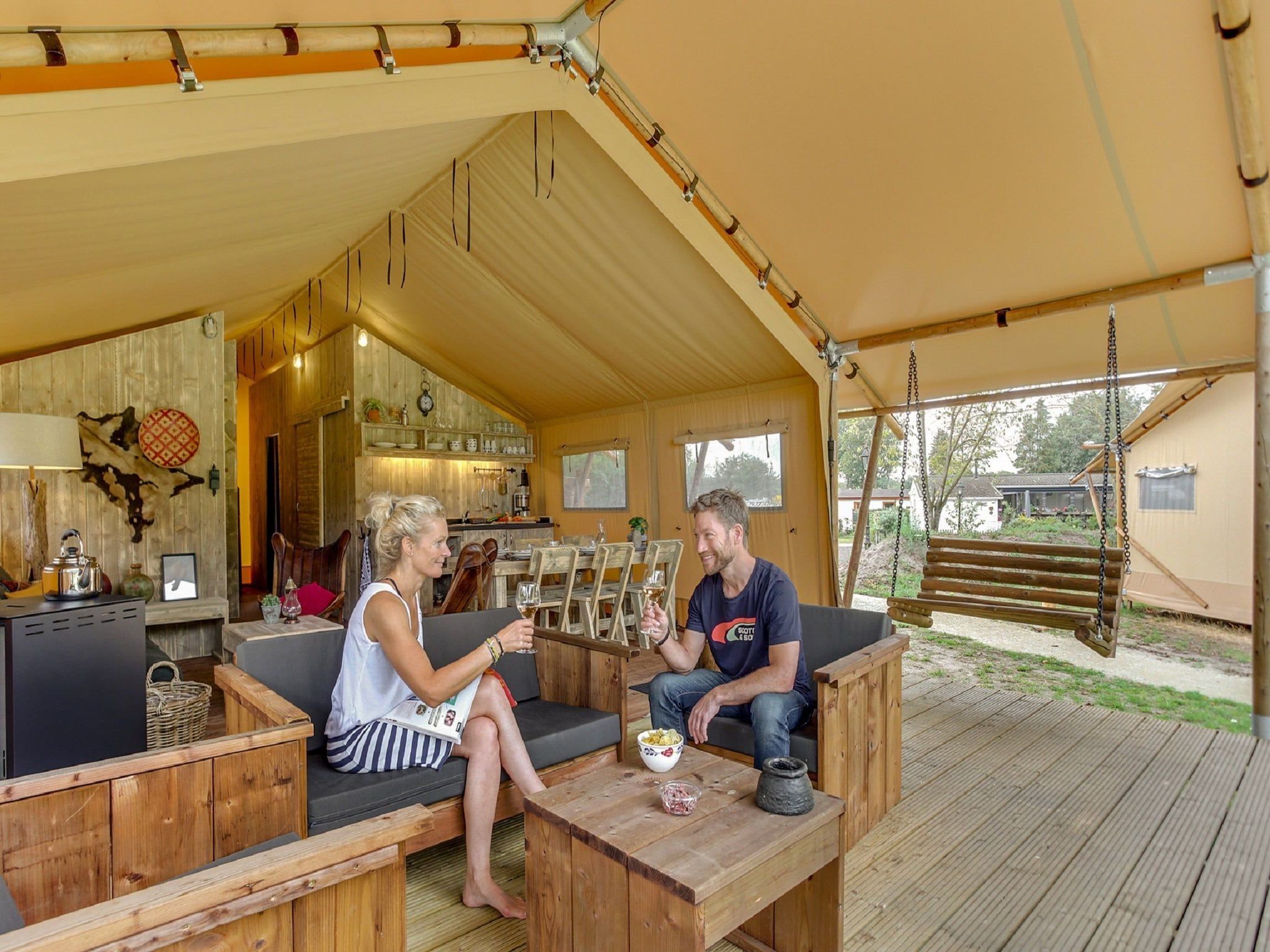 Het terras van Vakantiepark Sandberghe 11 in Uden