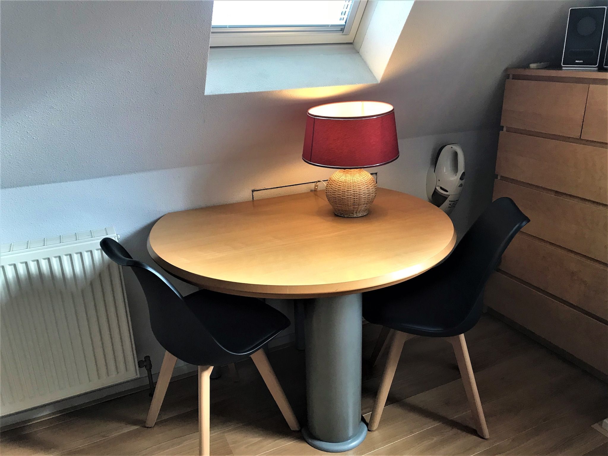 De eetkamer van Vakantie appartement De Stelling in Noordwolde