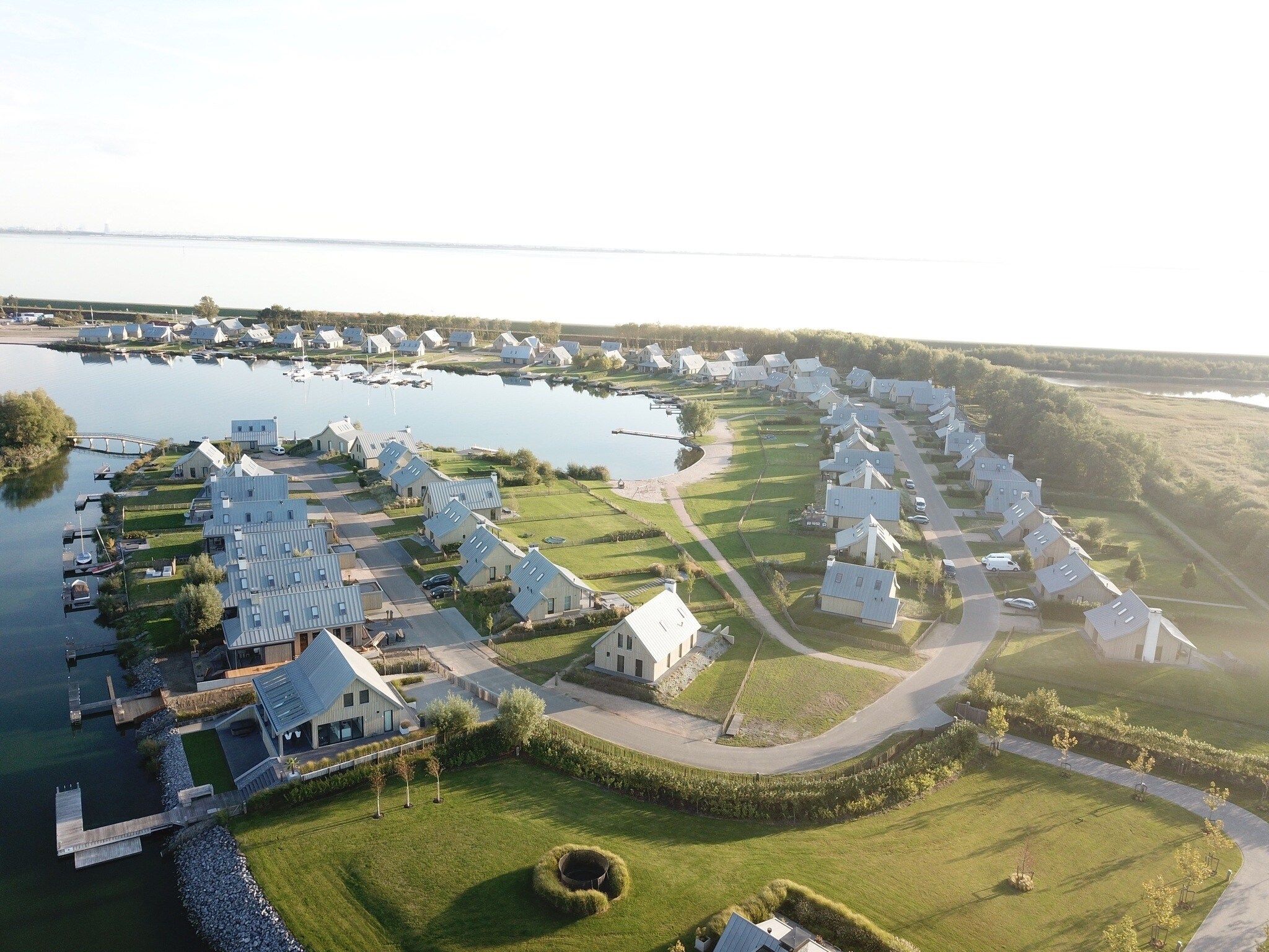 De buitenkant van Resort Waterrijk Oesterdam 3 in Tholen