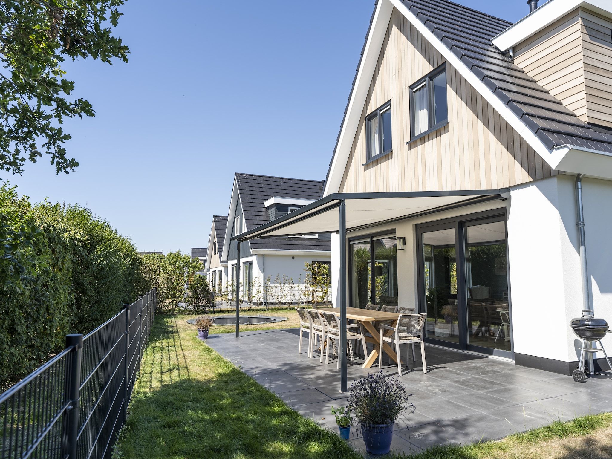 De buitenkant van So What 15 in De Koog Texel