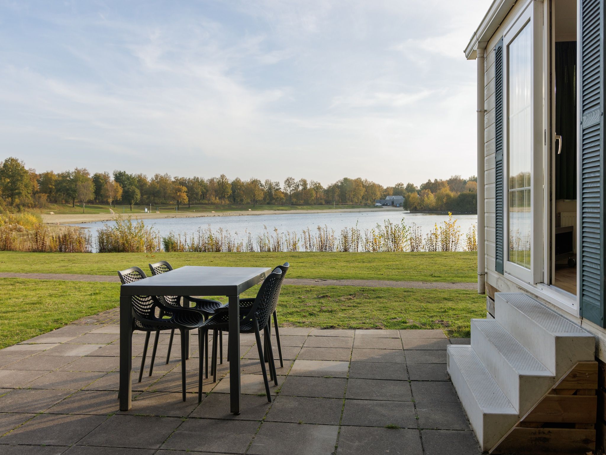 Het terras van Vakantiepark Hunzedal 13 in Borger