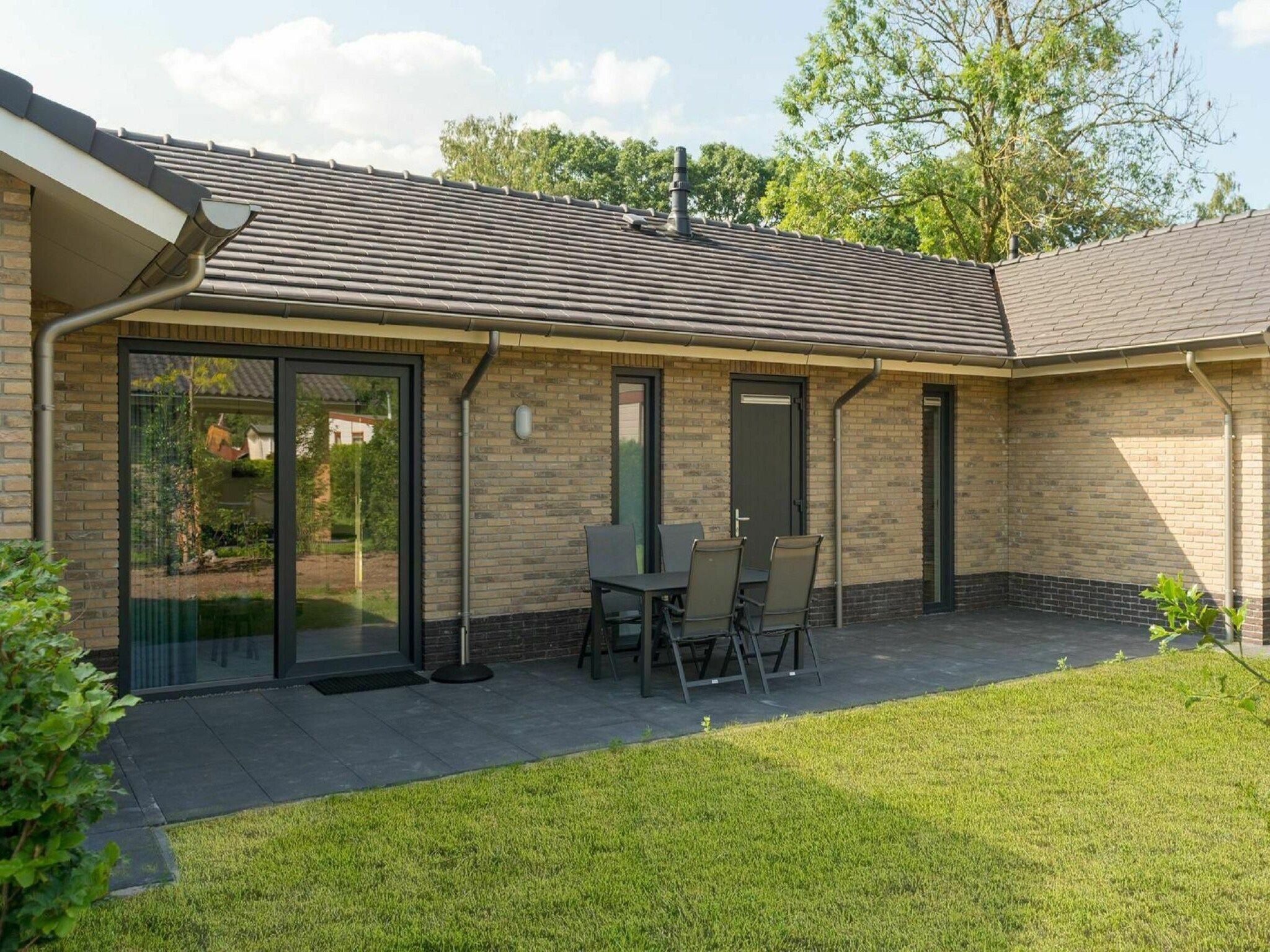 Het terras van Landgoed De IJsvogel 8 in Voorthuizen