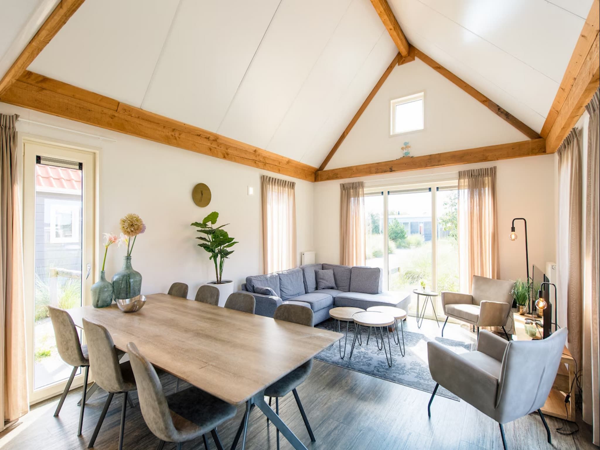 De eetkamer van Vakantiepark Boomhiemke 15 in Hollum