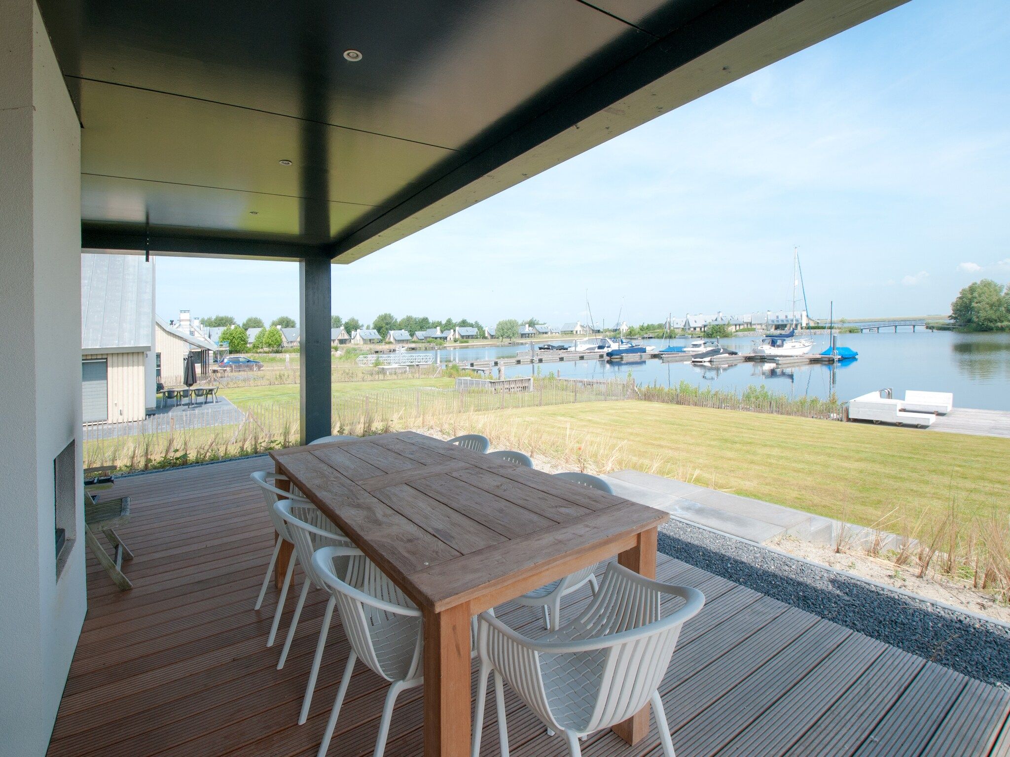 Het terras van Resort Waterrijk Oesterdam 9 in Tholen