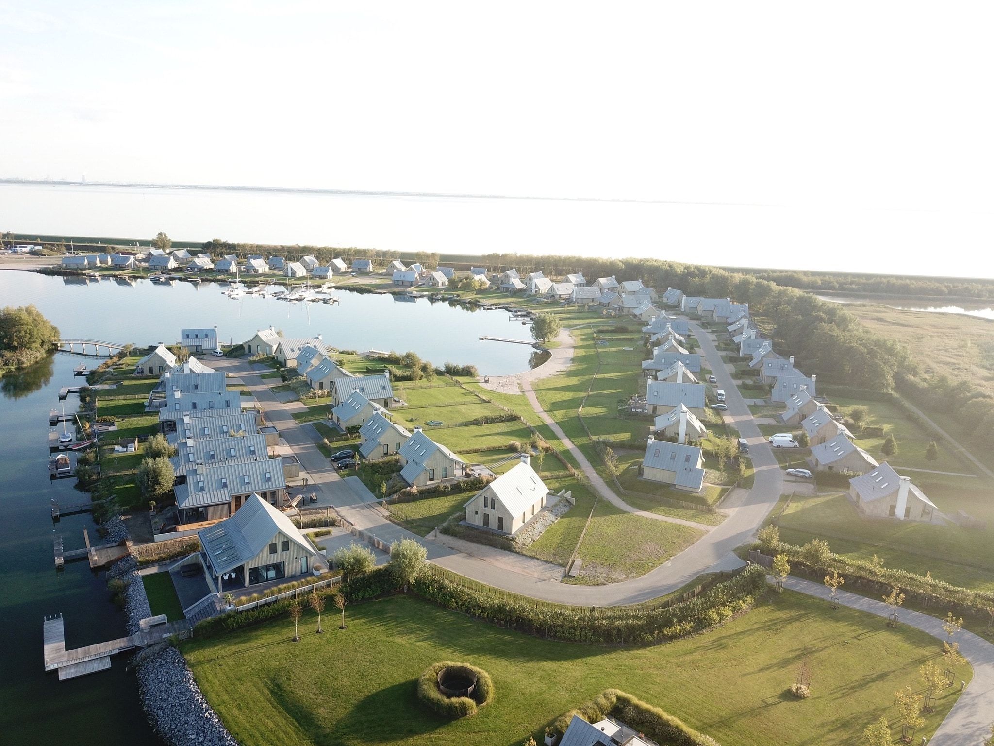 De buitenkant van Resort Waterrijk Oesterdam 16 in Tholen