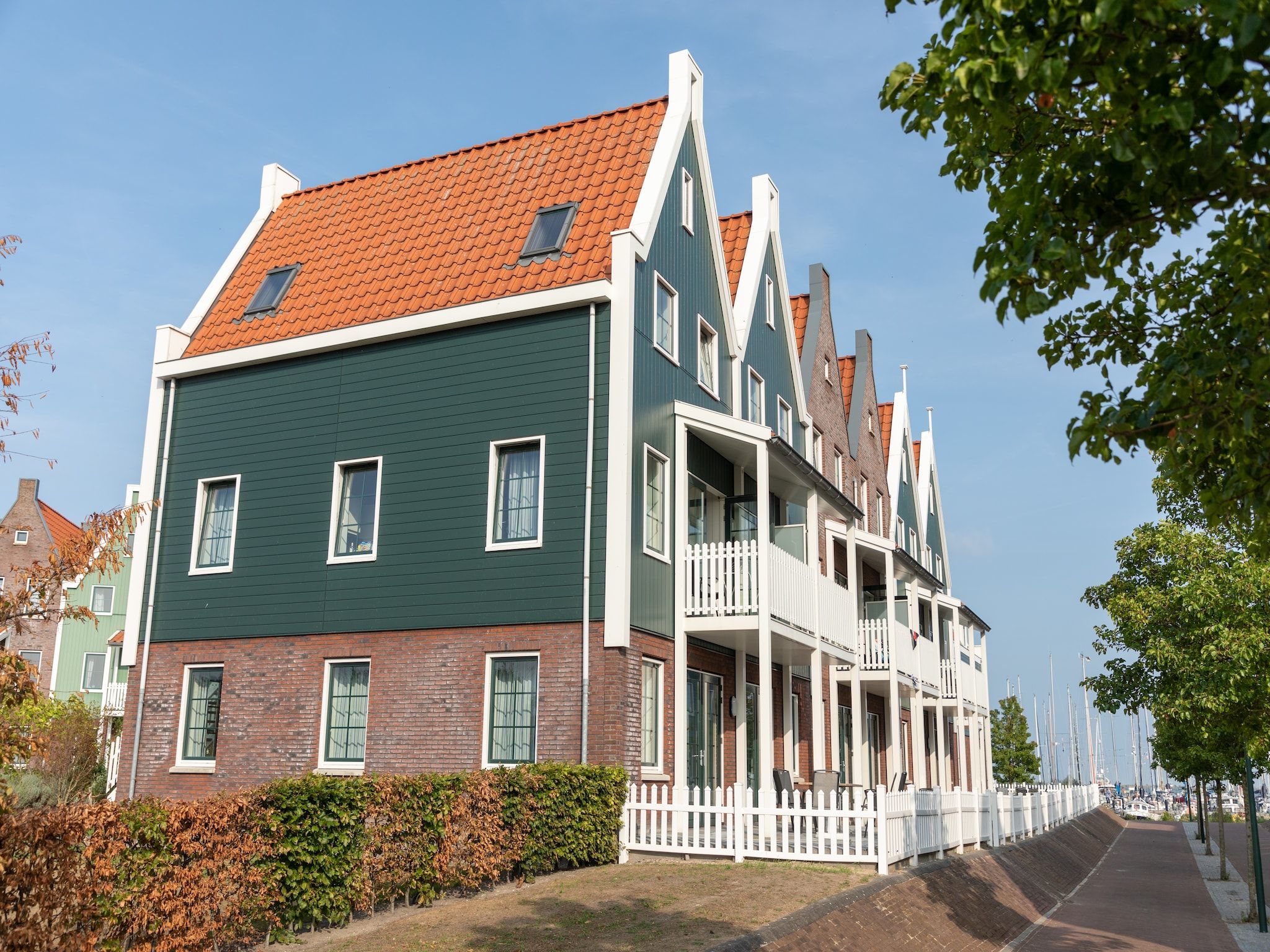 De buitenkant van Marinapark Volendam 14 in Volendam