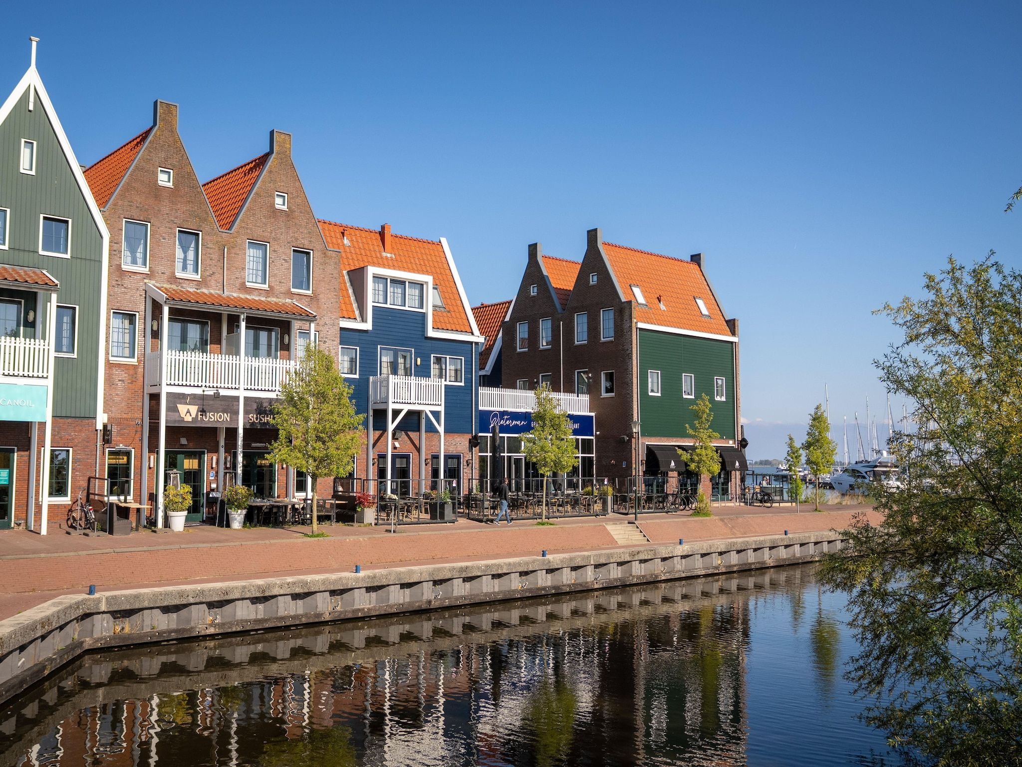 De buitenkant van Marinapark Volendam 14 in Volendam