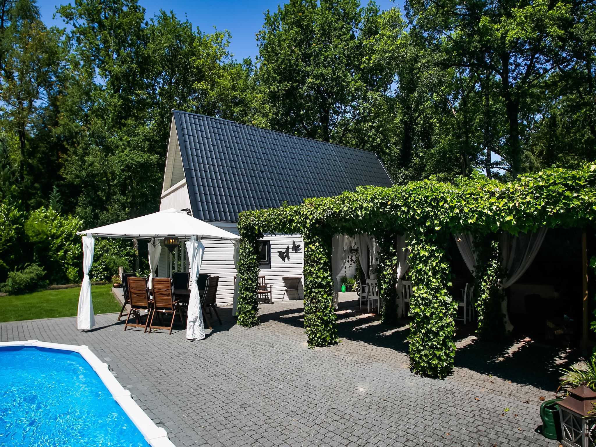 De buitenkant van Botterlodge in Wateren