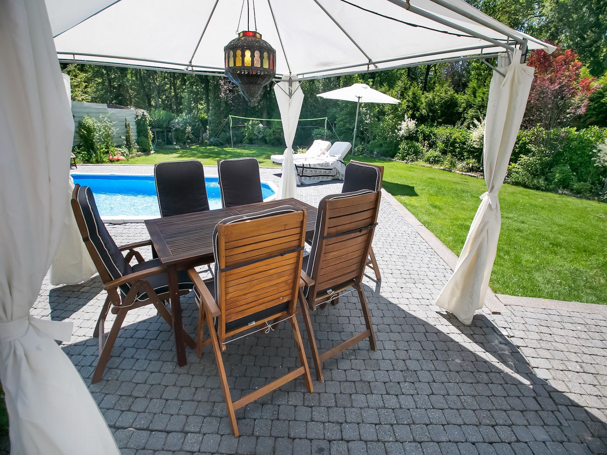 Het terras van Botterlodge in Wateren