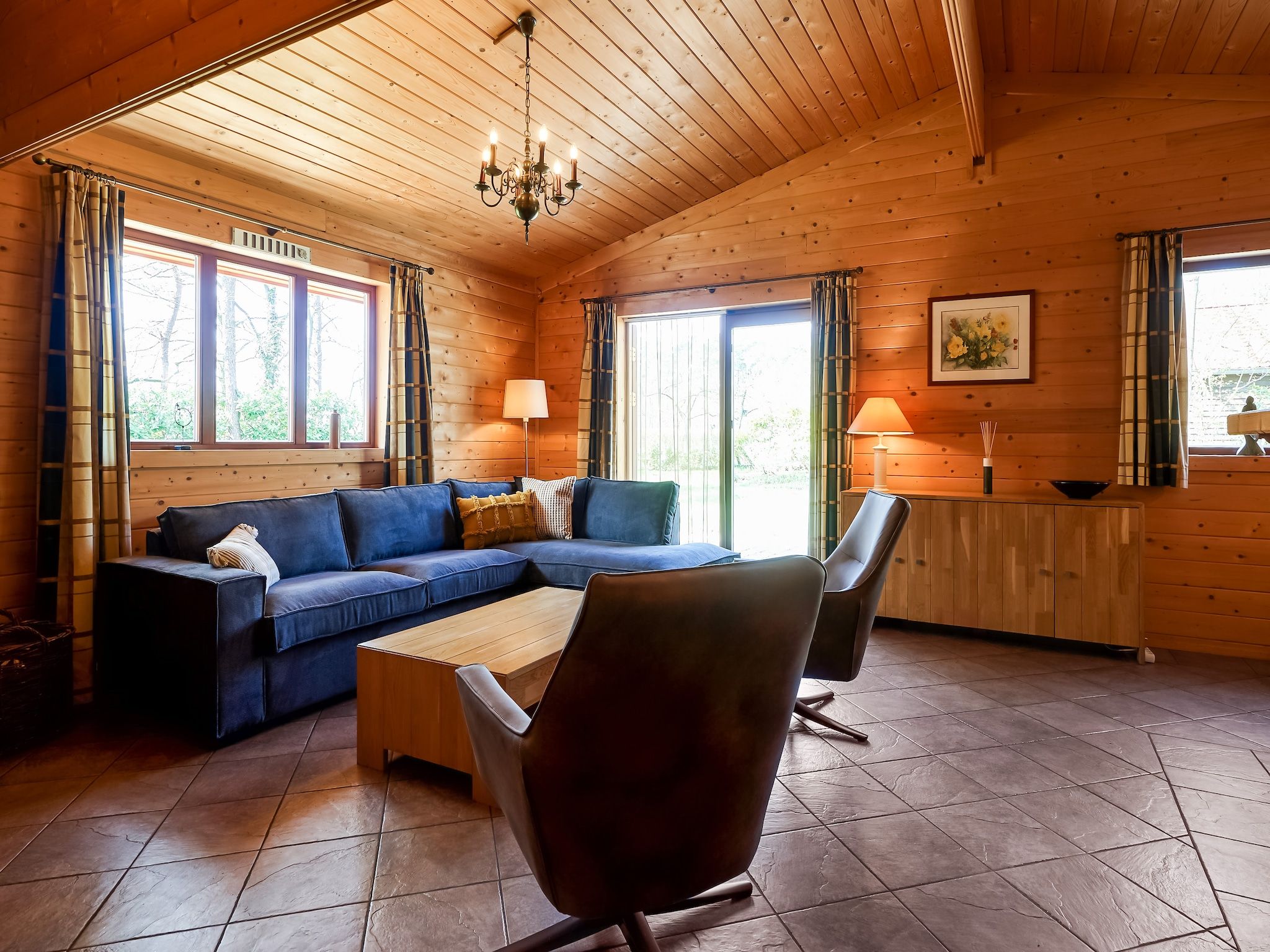De woonkamer van Finse Bungalow in Holten in Holten