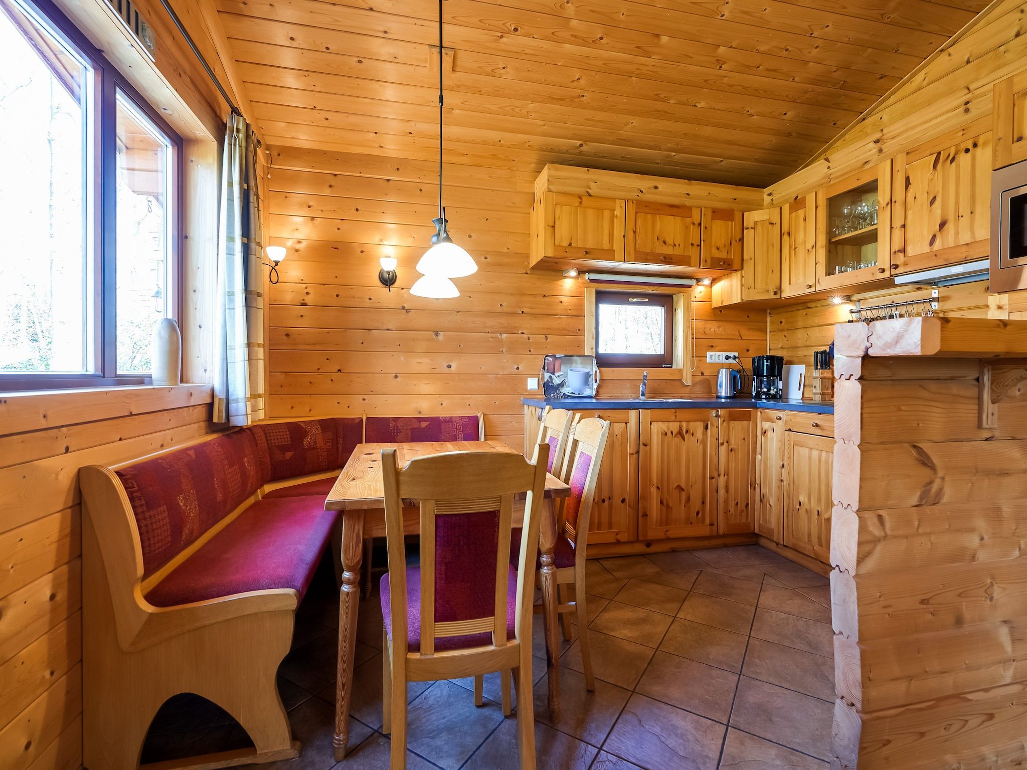 De eetkamer van Finse Bungalow in Holten in Holten
